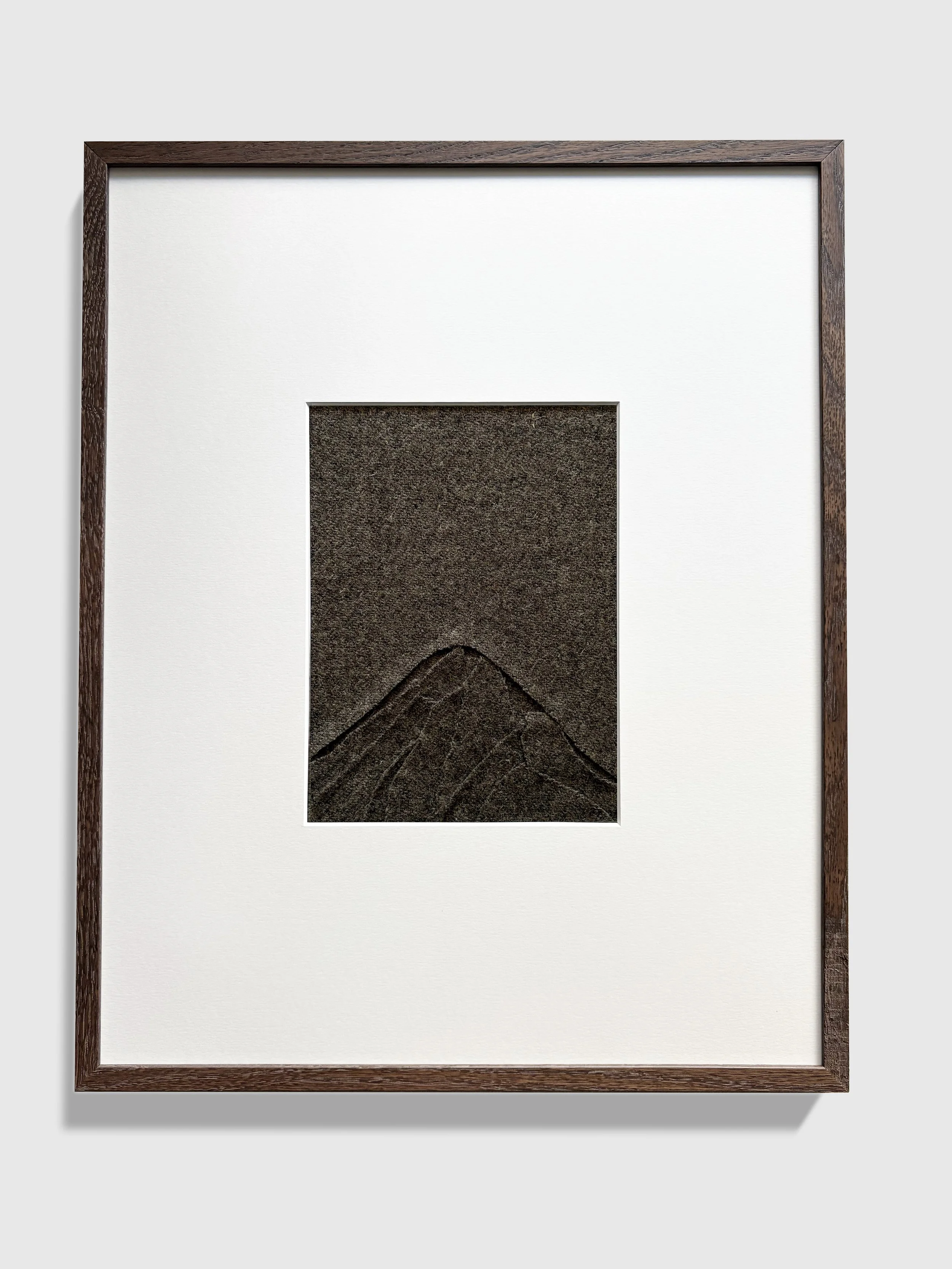 This textile artwork is an abstract representation of Steigen, Norway. 100% wool. 100% hand sewn in the colour mud. Framed in dark oak wood without glass. Frame size 40x50 cm. Passe-partout window is 17x23 cm.