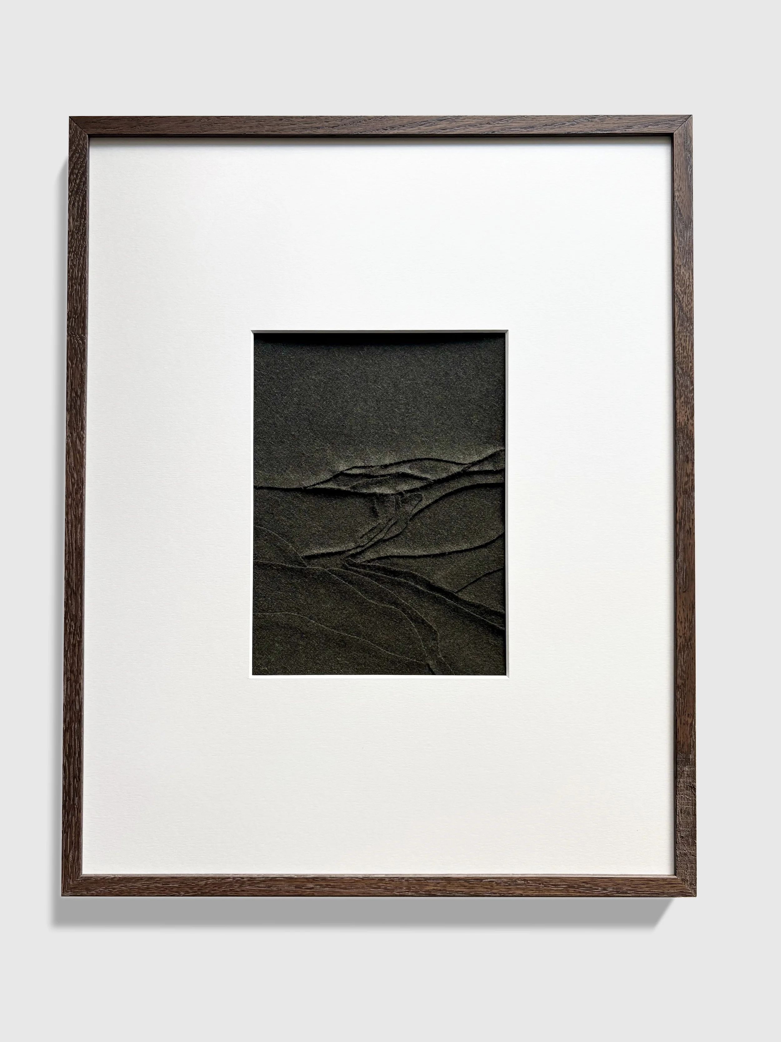 This textile artwork is an abstract representation of the Highlands in Scotland. 100% wool. 100% hand sewn in the colour forest green. Framed in dark oak wood without glass. Frame size is 40x50 cm. Passe-partout window is 17x23 cm.