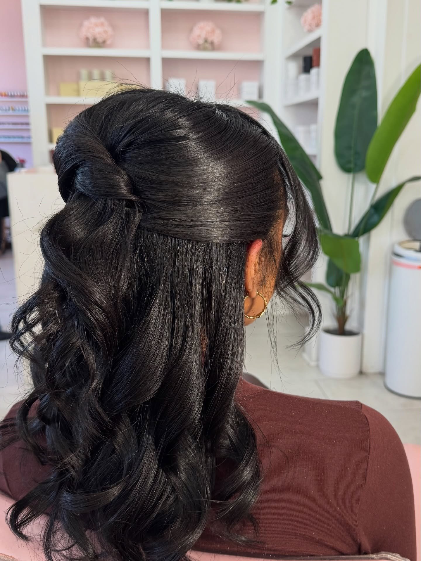 When you can&rsquo;t decide between up or down &mdash; do both! 🤭💖

#nolahairstylist⚜️ #neworleanshairstylist #nolabridalhair #nolawedding #neworleanshair