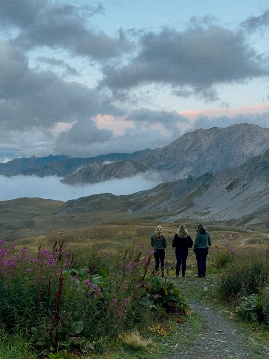 Bijna 8 maanden geleden stond ik met deze avonturiers aan het begin van een reis, in de Franse alpen, maar ook vooral een stukje in en naar zichzelf. We beleefden samen de kou, het verdriet, de frustratie, maar nog meer de warmte (van de zon en van e