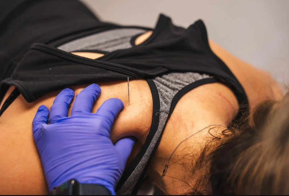 Ever notice one side of your body feels tighter, weaker, or just&hellip;off?⁠
⁠
One hip doesn&rsquo;t open the same.⁠
One shoulder feels less stable.⁠
One side of a lift just isn&rsquo;t as strong.⁠
⁠
That&rsquo;s not always a flexibility issue, it&r