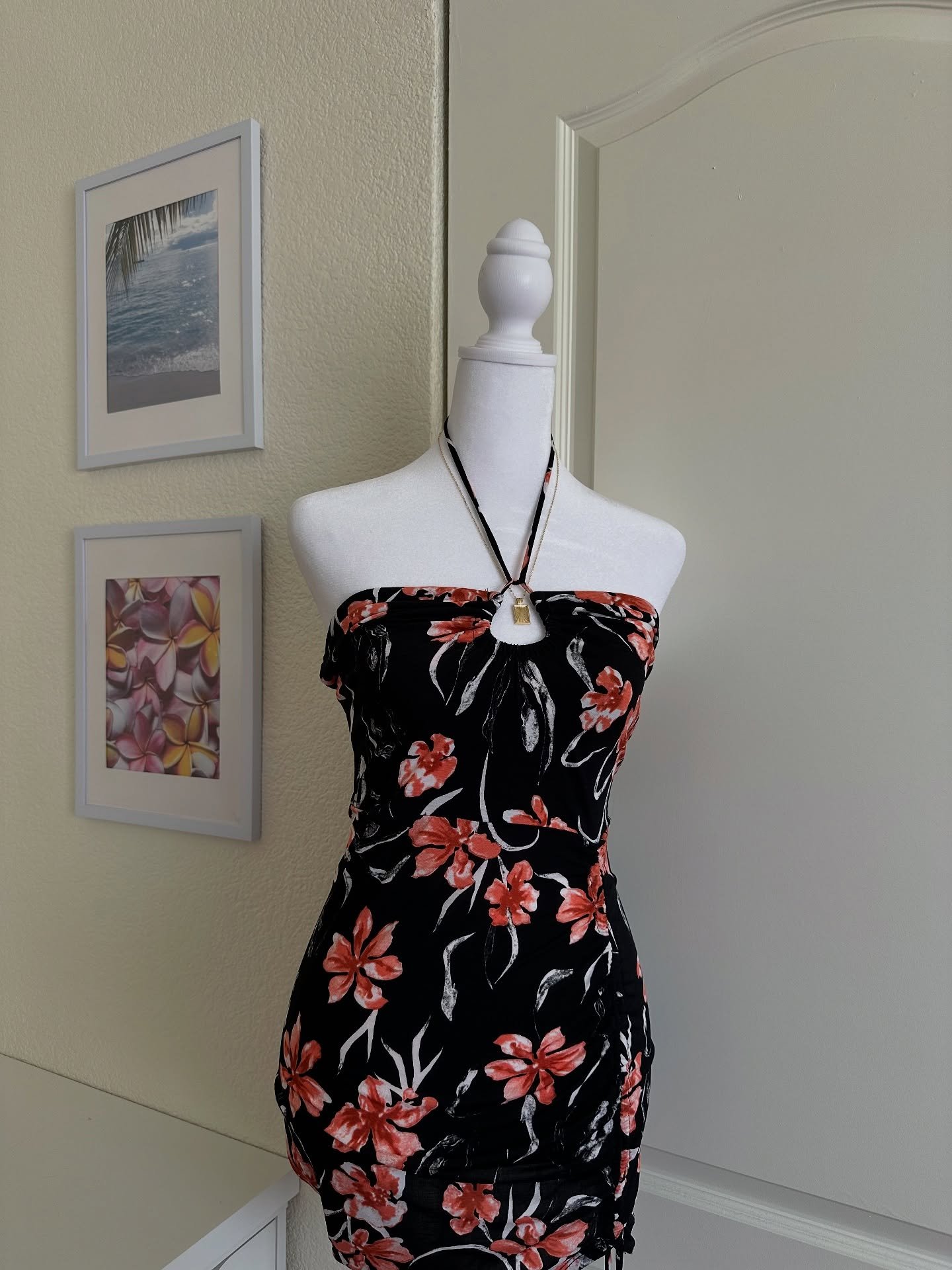 ༄ؘ ˑ tie scrunch dress
🧺 small/medium
🏷 $12

━━━━･ﾟ: * ✧༺♡༻✧ *:･ﾟ━━━━
prices do not include shipping. please refer to my &ldquo;policies&rdquo; story highlight before purchasing. feel free to dm if you have any questions. all sales are final! 💌