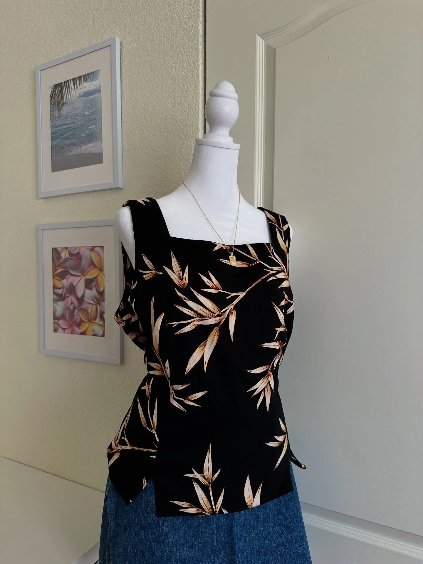 ༄ؘ ˑ black &amp; tan leaf top
🧺 size 16 (extra large)
🏷 $10

━━━━･ﾟ: * ✧༺♡༻✧ *:･ﾟ━━━━
prices do not include shipping. please refer to my &ldquo;policies&rdquo; story highlight before purchasing. feel free to dm if you have any questions. all sales 