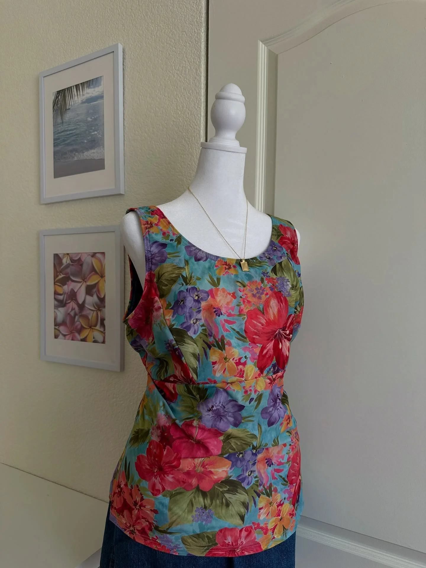 ༄ؘ ˑ hibiscus tank
🧺 large/extra large 
🏷 $12

━━━━･ﾟ: * ✧༺♡༻✧ *:･ﾟ━━━━
prices do not include shipping. please refer to my &ldquo;policies&rdquo; story highlight before purchasing. feel free to dm if you have any questions. all sales are final! 💌