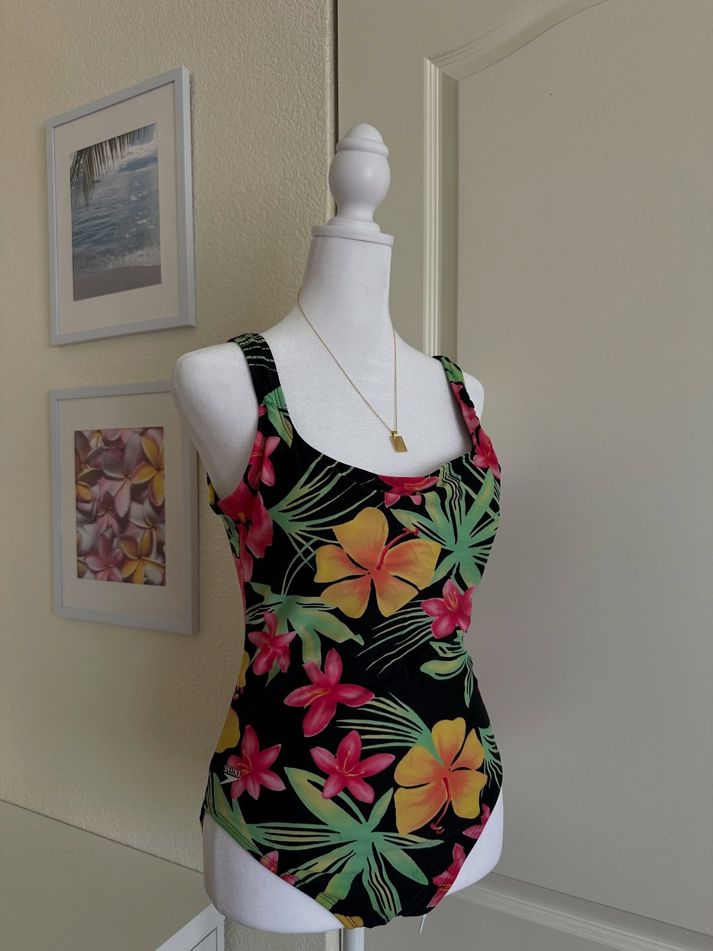 ༄ؘ ˑ tropical backless one piece
🧺 medium
🏷 $20

━━━━･ﾟ: * ✧༺♡༻✧ *:･ﾟ━━━━
prices do not include shipping. please refer to my &ldquo;policies&rdquo; story highlight before purchasing. feel free to dm if you have any questions. all sales are final! ?