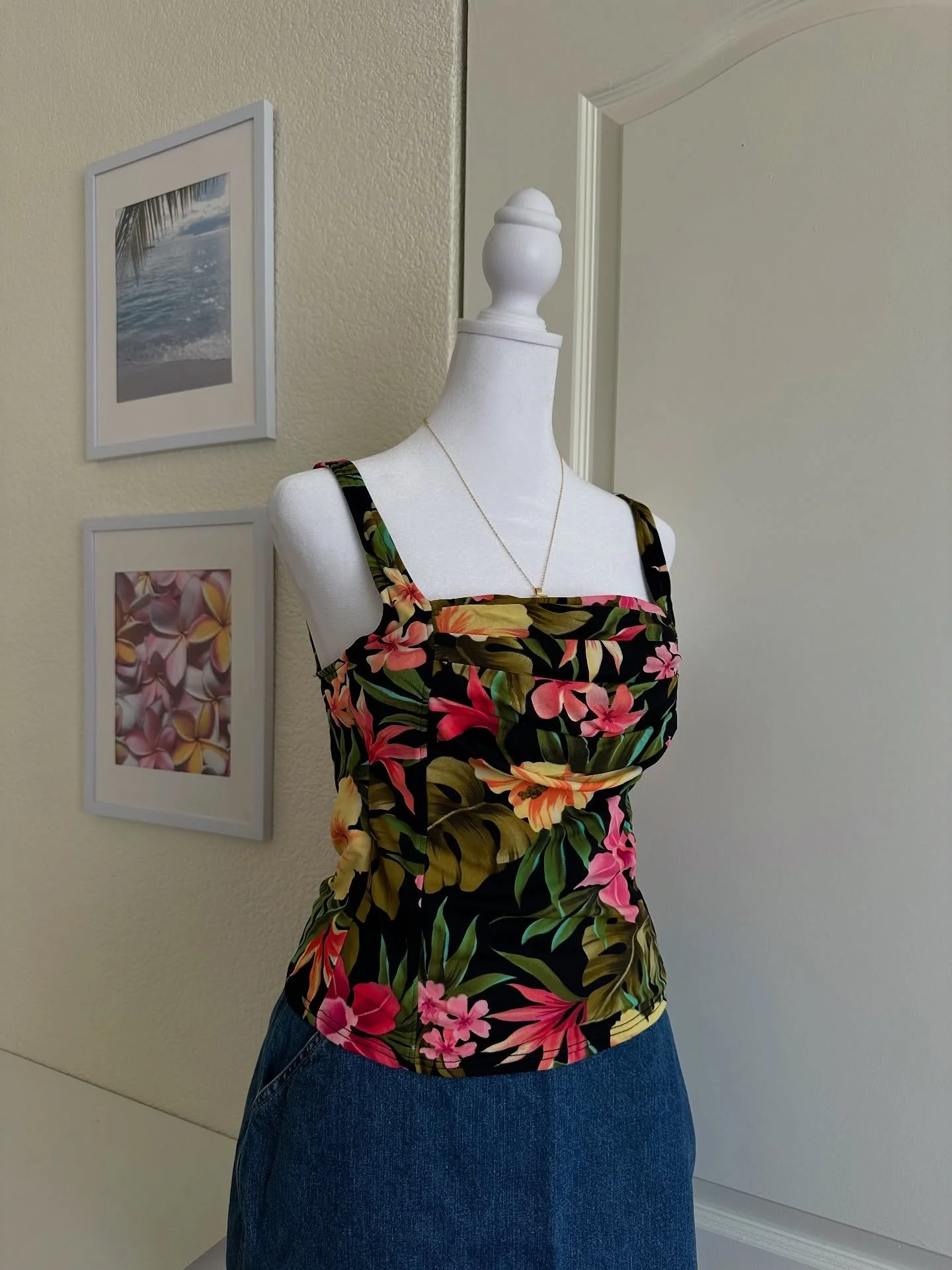 ༄ؘ ˑ hibiscus ruched tankini
🧺 medium 
🏷 $14

━━━━･ﾟ: * ✧༺♡༻✧ *:･ﾟ━━━━
prices do not include shipping. please refer to my &ldquo;policies&rdquo; story highlight before purchasing. feel free to dm if you have any questions. all sales are final! 💌