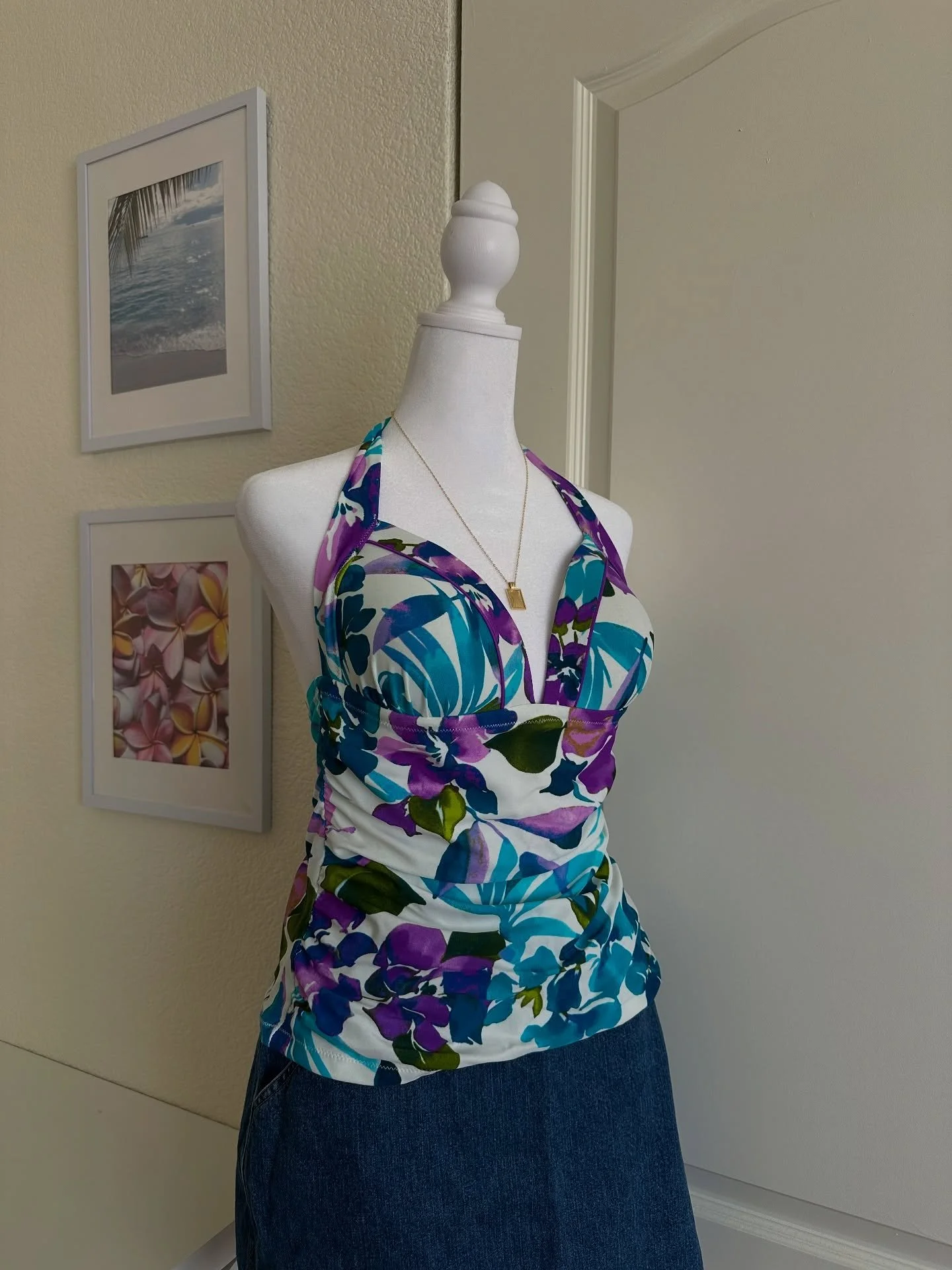 ༄ؘ ˑ halter tankini
🧺 small/medium
🏷 $14

━━━━･ﾟ: * ✧༺♡༻✧ *:･ﾟ━━━━
prices do not include shipping. please refer to my &ldquo;policies&rdquo; story highlight before purchasing. feel free to dm if you have any questions. all sales are final! 💌