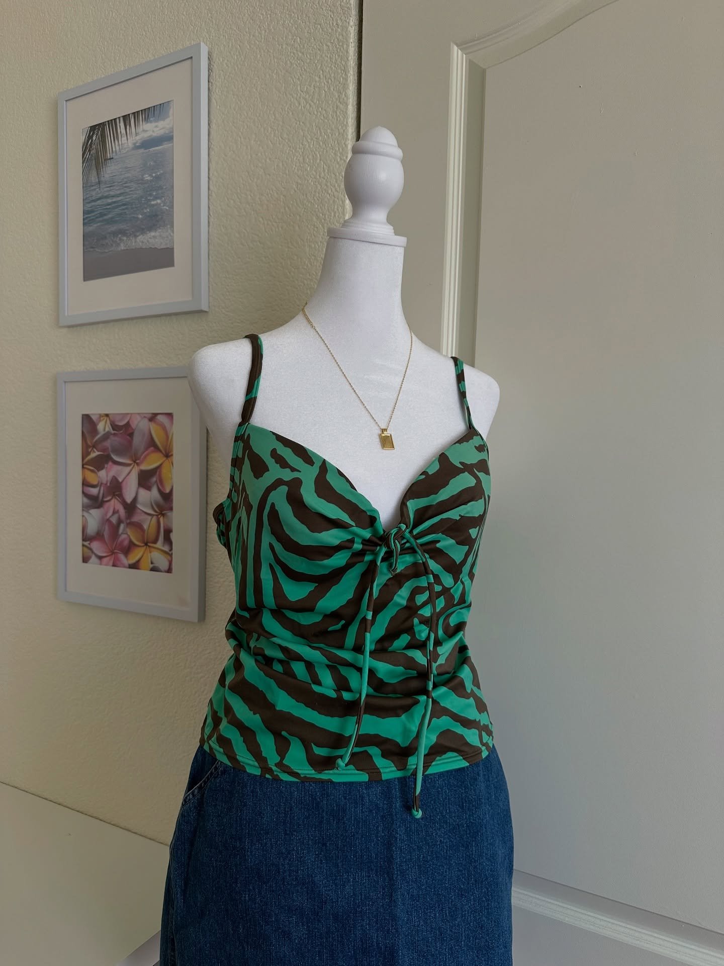 ༄ؘ ˑ victoria&rsquo;s secret mint zebra tankini
🧺 38C - medium
🏷 $10

━━━━･ﾟ: * ✧༺♡༻✧ *:･ﾟ━━━━
prices do not include shipping. please refer to my &ldquo;policies&rdquo; story highlight before purchasing. feel free to dm if you have any questions. a
