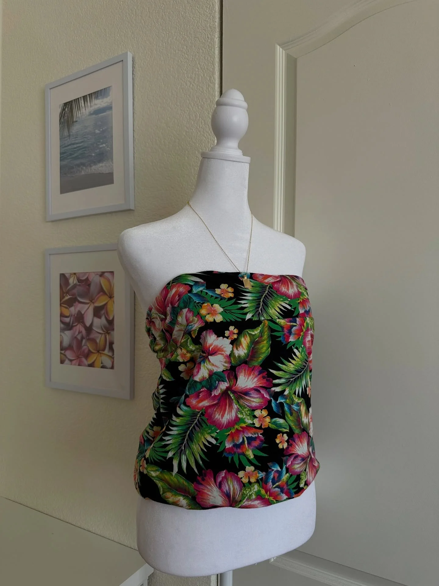 ༄ؘ ˑ floral SKIRT (styled as a top)
🧺 large
🏷 $10

━━━━･ﾟ: * ✧༺♡༻✧ *:･ﾟ━━━━
prices do not include shipping. please refer to my &ldquo;policies&rdquo; story highlight before purchasing. feel free to dm if you have any questions. all sales are final!