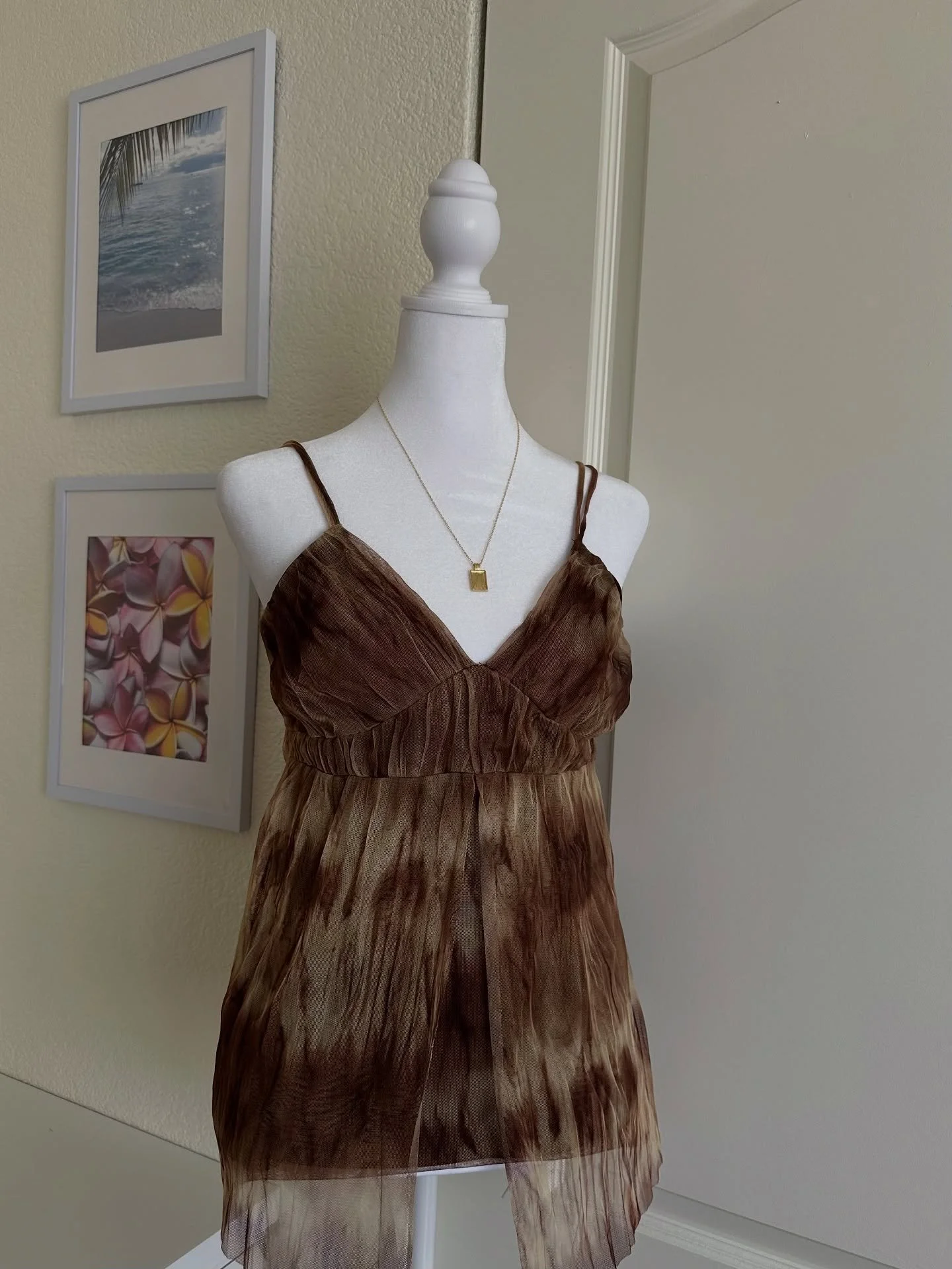 ༄ؘ ˑ tulle top
🧺 medium
🏷 $16

━━━━･ﾟ: * ✧༺♡༻✧ *:･ﾟ━━━━
prices do not include shipping. please refer to my &ldquo;policies&rdquo; story highlight before purchasing. feel free to dm if you have any questions. all sales are final! 💌