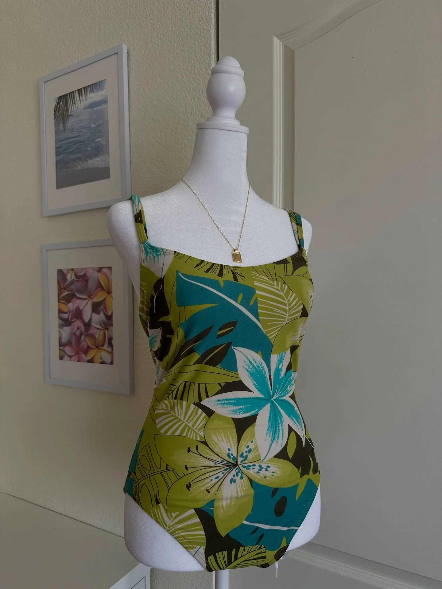 ༄ؘ ˑ green one piece
🧺 medium
🏷 $20

━━━━･ﾟ: * ✧༺♡༻✧ *:･ﾟ━━━━
prices do not include shipping. please refer to my &ldquo;policies&rdquo; story highlight before purchasing. feel free to dm if you have any questions. all sales are final! 💌