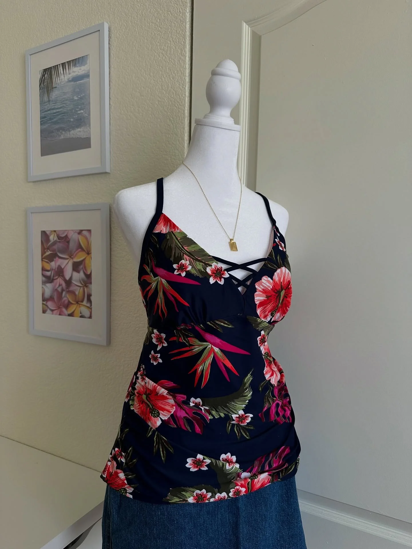 ༄ؘ ˑ navy floral tankini 
🧺 medium
🏷 $12

━━━━･ﾟ: * ✧༺♡༻✧ *:･ﾟ━━━━
prices do not include shipping. please refer to my &ldquo;policies&rdquo; story highlight before purchasing. feel free to dm if you have any questions. all sales are final! 💌