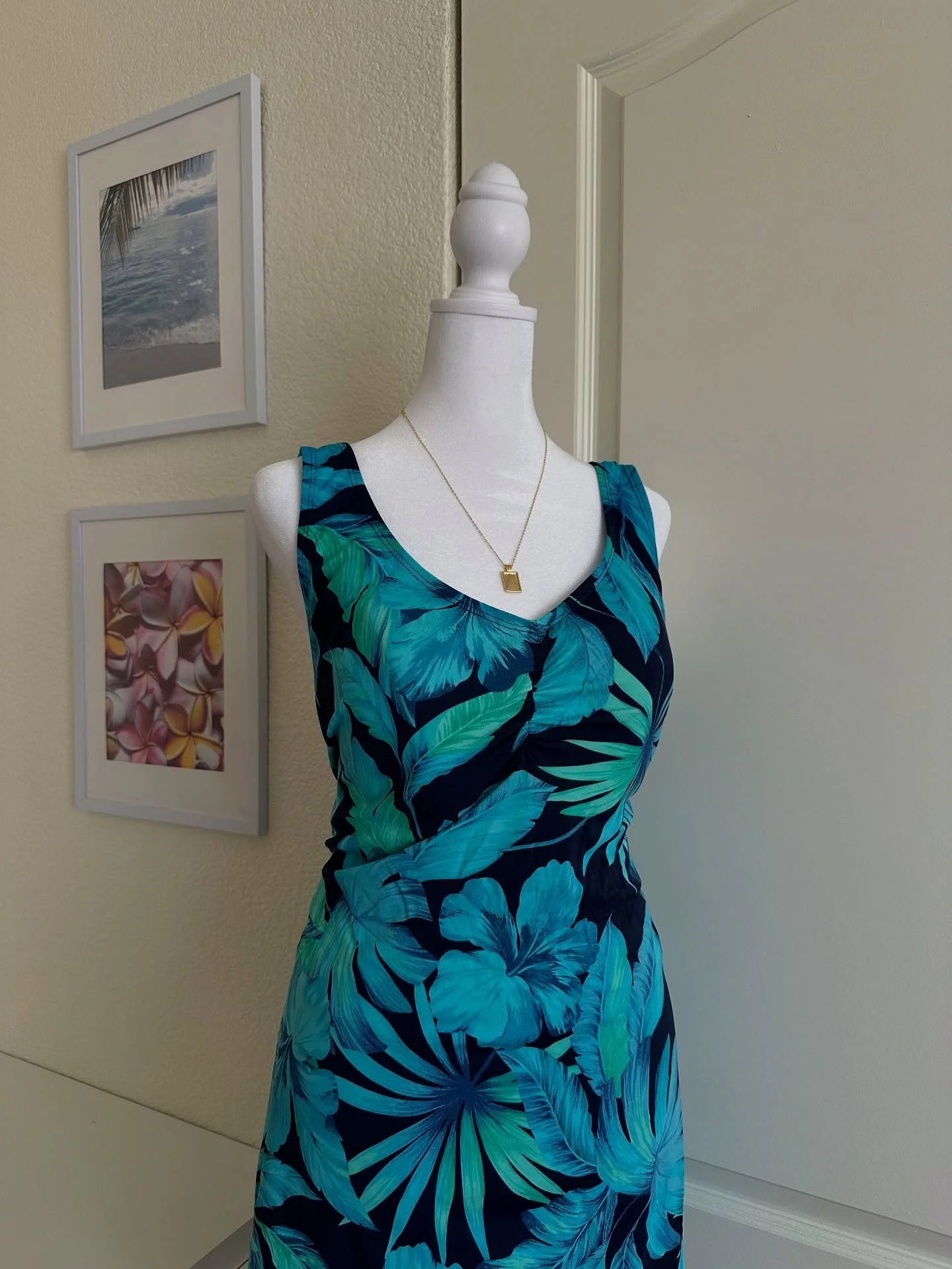 ༄ؘ ˑ floral one piece swimsuit dress
🧺 2xl
🏷 $14

━━━━･ﾟ: * ✧༺♡༻✧ *:･ﾟ━━━━
prices do not include shipping. please refer to my &ldquo;policies&rdquo; story highlight before purchasing. feel free to dm if you have any questions. all sales are final! 