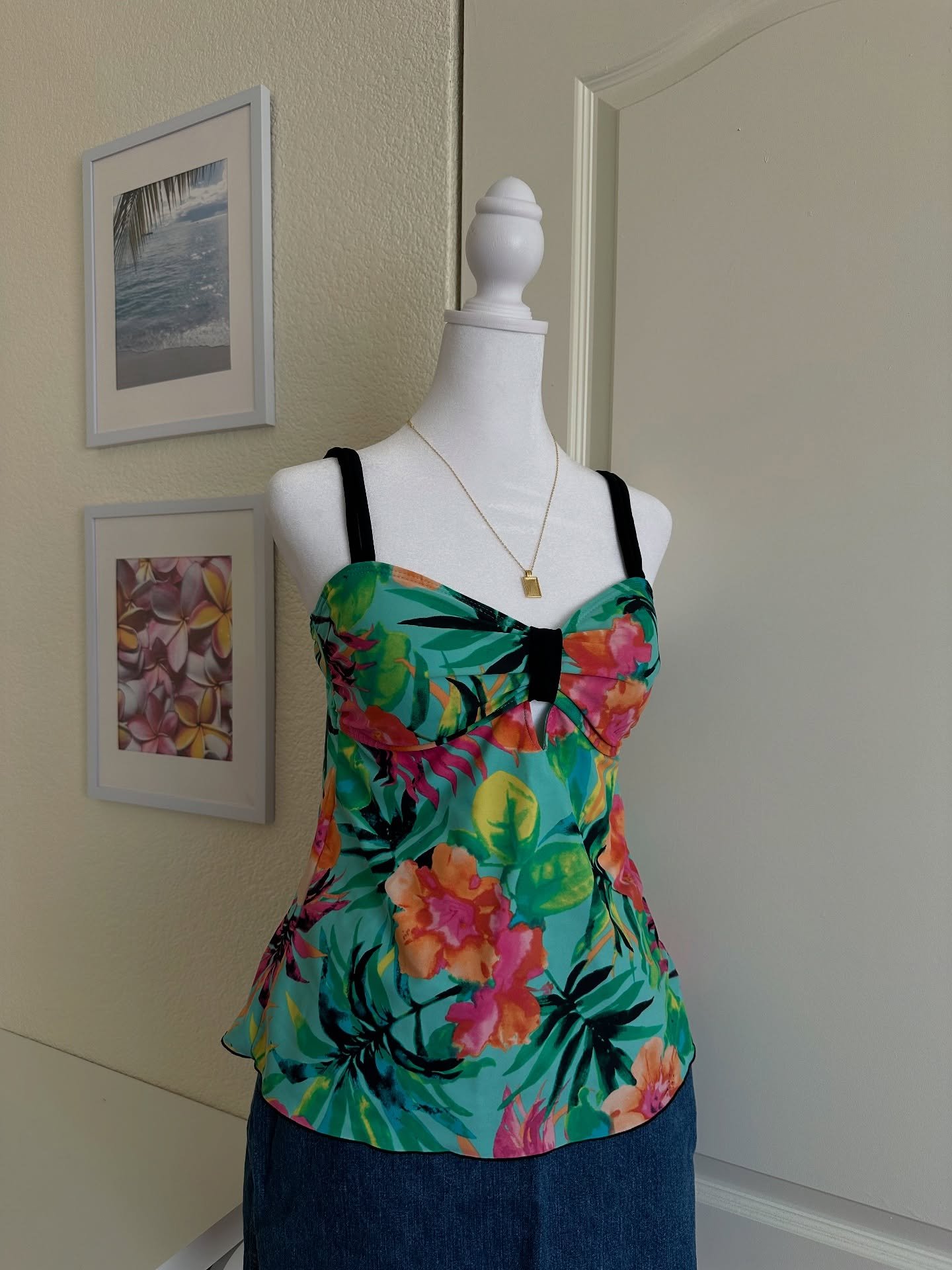 ༄ؘ ˑ neon floral tankini
🧺 small/medium
🏷 $12

━━━━･ﾟ: * ✧༺♡༻✧ *:･ﾟ━━━━
prices do not include shipping. please refer to my &ldquo;policies&rdquo; story highlight before purchasing. feel free to dm if you have any questions. all sales are final! 💌