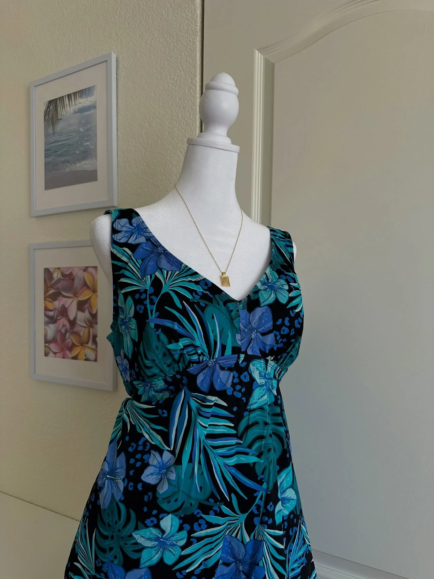 ༄ؘ ˑ black &amp; blue floral tankini 
🧺 large
🏷 $14

━━━━･ﾟ: * ✧༺♡༻✧ *:･ﾟ━━━━
prices do not include shipping. please refer to my &ldquo;policies&rdquo; story highlight before purchasing. feel free to dm if you have any questions. all sales are fina