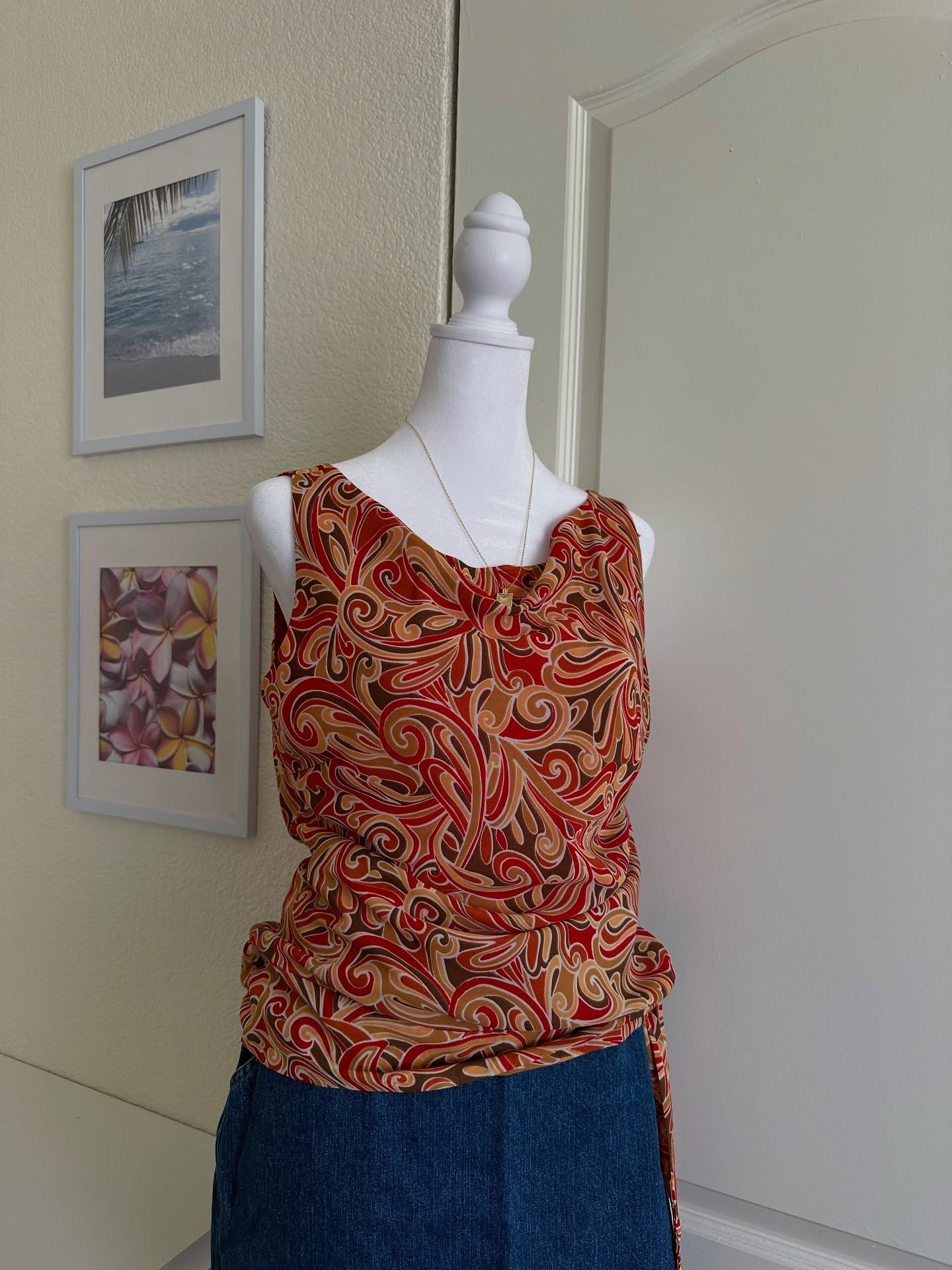 ༄ؘ ˑ retro top
🧺 medium
🏷 $8

━━━━･ﾟ: * ✧༺♡༻✧ *:･ﾟ━━━━
prices do not include shipping. please refer to my &ldquo;policies&rdquo; story highlight before purchasing. feel free to dm if you have any questions. all sales are final! 💌