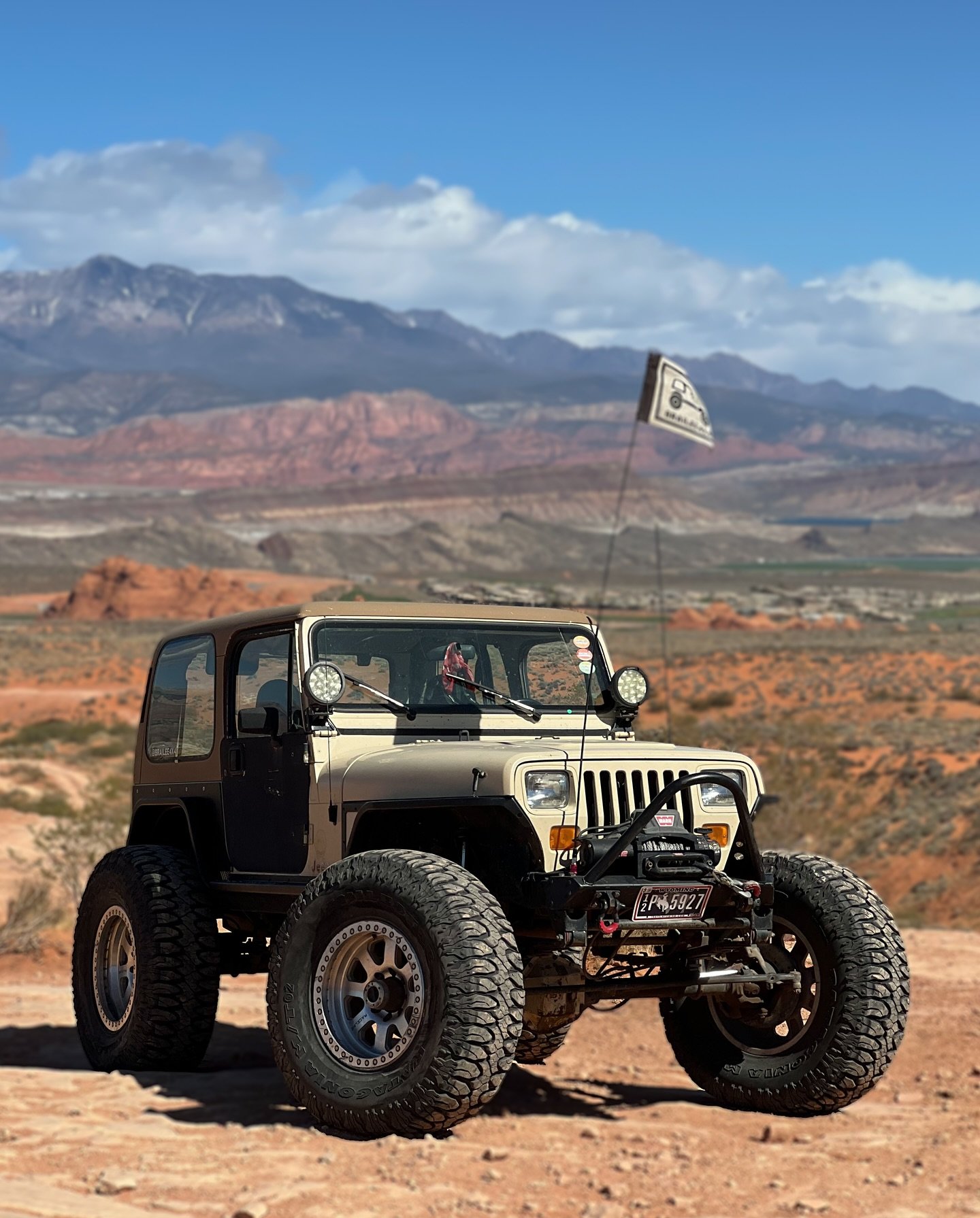Check out this beautiful scenery! Happy Sunday! ☀️
#TeamRugged #GoFurther #jeep #jeepyj #jeepgirl #milestar #milestarpatagonia #yj #brailee4x4 #sandhollow #rockcrawling #jeepbuild #yjbuild #jeepyjbuild #onetonjeeps #onetonyj