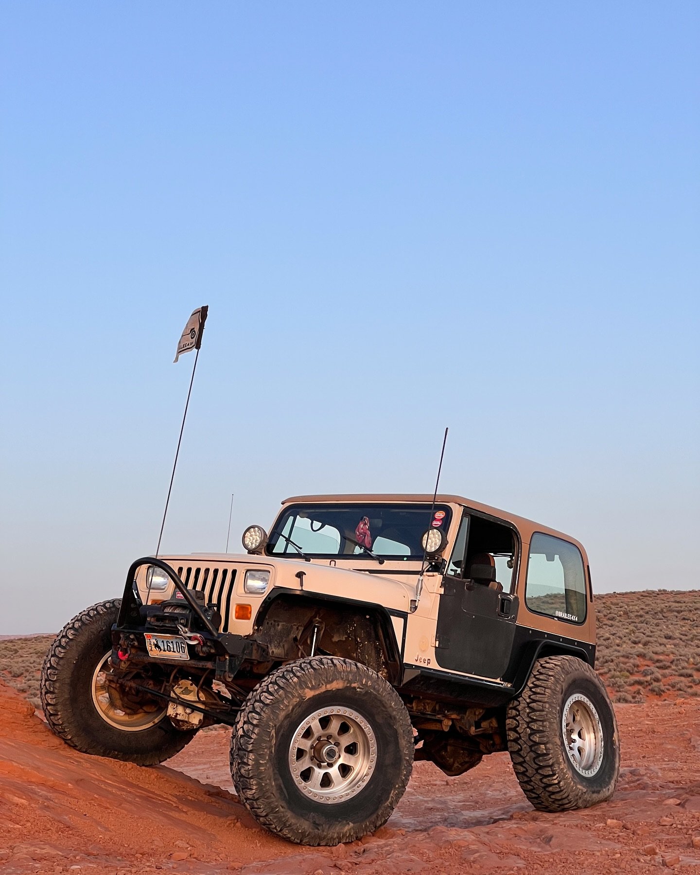 Leo out here flexing on the red rock! 🏜️ Putting those leafs to work! @alcanspring
Happy Monday gang! Let’s kill it this week and celebrate with a long weekend! 💪🏻🎉
🔸 @saltlakeoffroadoutdoorexpo
🗓️ February 27th & February 28th, 202