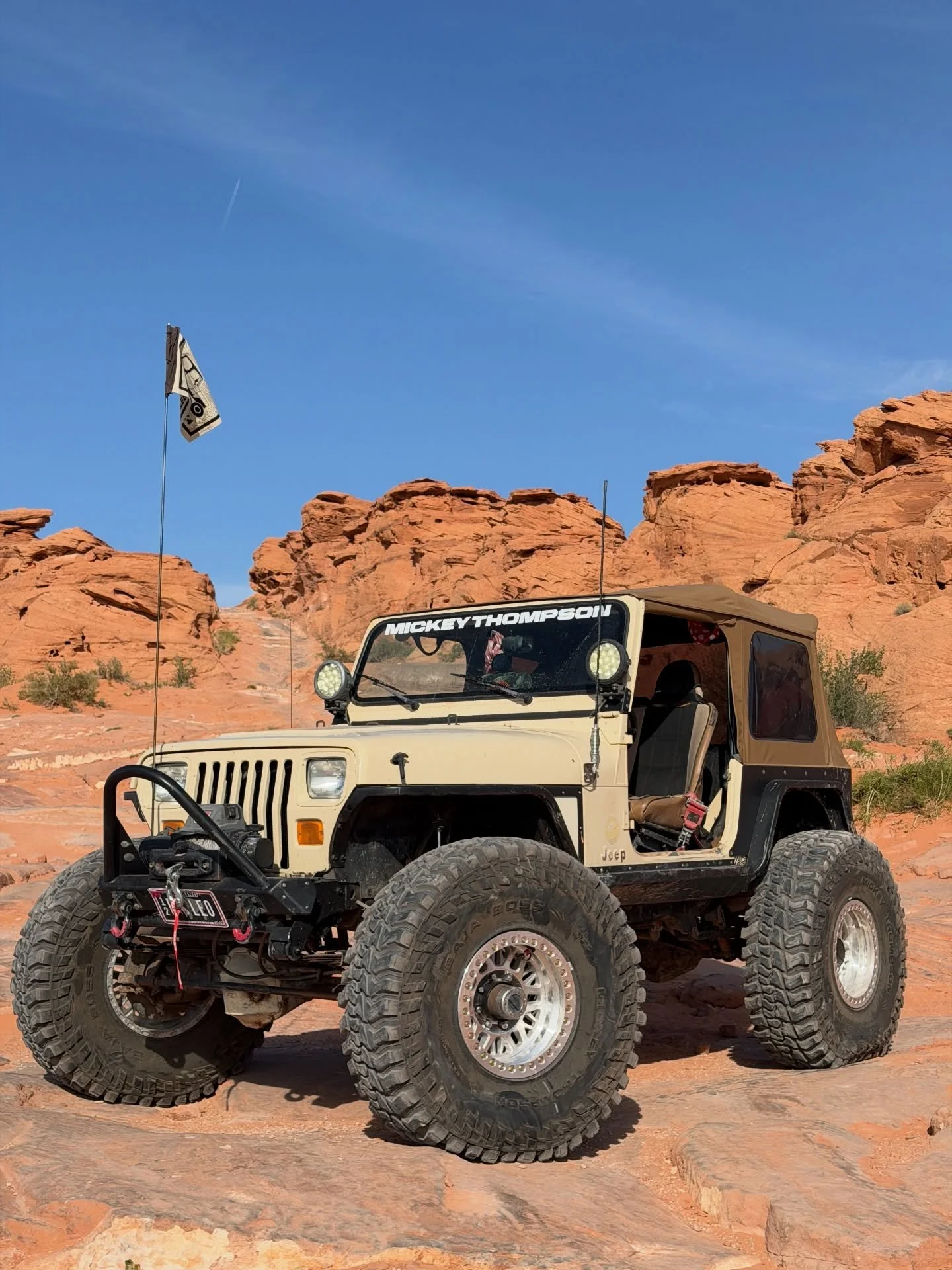 Still breaking in these brand new @mickeythompsontires thanks to @therockstargarage and had some fun running 6psi all week in sand hollow with my @powertankofficial Monster Valve quick deflators! 💪 Sure makes the leaf spring life easier being aired 