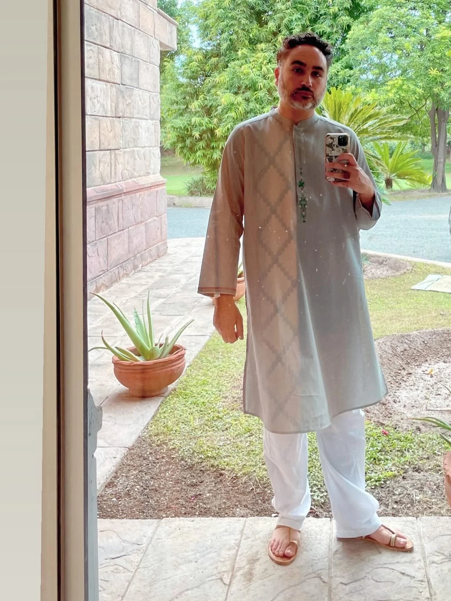 Was scrolling through photos and seeing this one from last summer made me miss Lahore, this beautiful day there, and just being able to wear shalwar kamis everywhere 🤍 What a magical experience it was 🧿 Forever grateful for it 

#lahore #summer #ph