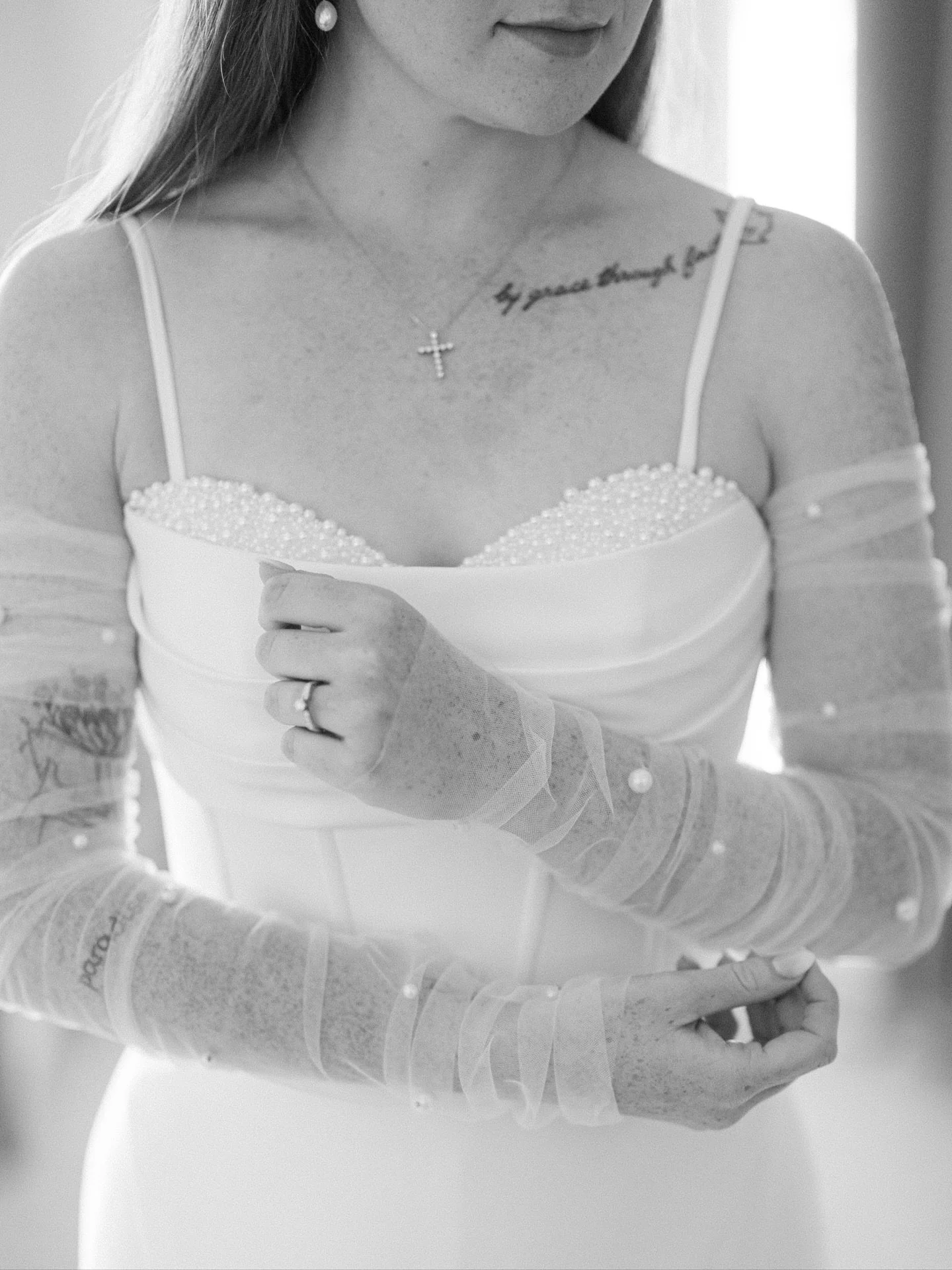 A little getting ready moment with details because why not 😍 
.
.
#2026bride #2027bride #scottsdaleweddingphotographer #weddingphotoinspiration #destinationwedding