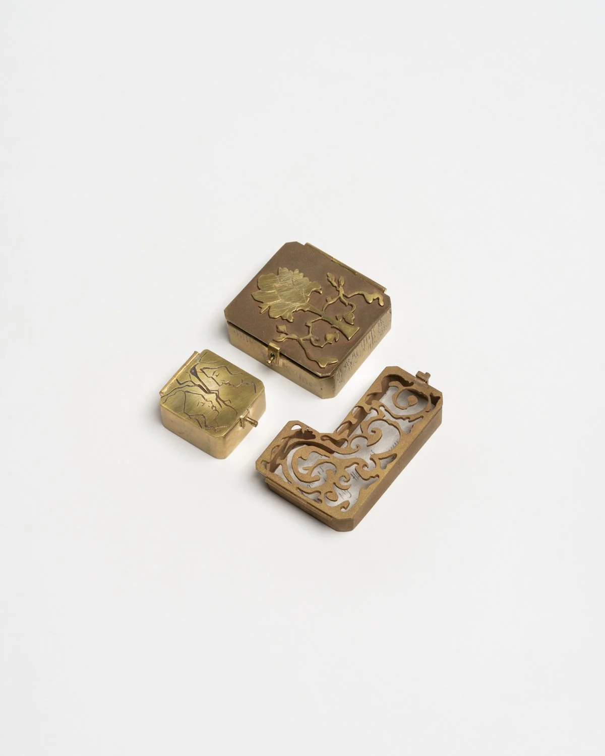 "Trinacria" Series
Angelica Zumpo
Materials: Brass, Handmade Paper, Shibuichi, String, Found Objects
Dimensions: 8 cm x 4.5cm x 2cm, 3.5cm x 4cm x 2cm, 5.5cm x 5.5cm x 2cm
Year: 2024
Photo credit: Christopher Bowes 2024