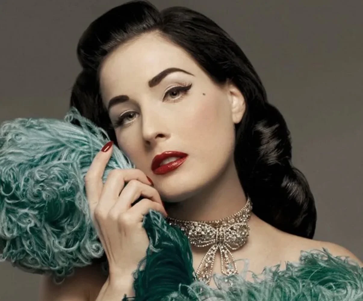 OMG!! 🙀 I&rsquo;m totally fan-girling out. I just saw Dita von Teese at International Silks &amp; Woolens on Beverly. Yes, she looked amazing. ⁣❤️
⁣
My life is complete. ⁣
✨💃🏻✨⁣
⁣
⁣
⁣
⁣
#fangirl #ditavonteese #mesohappy #beauty #inspiration