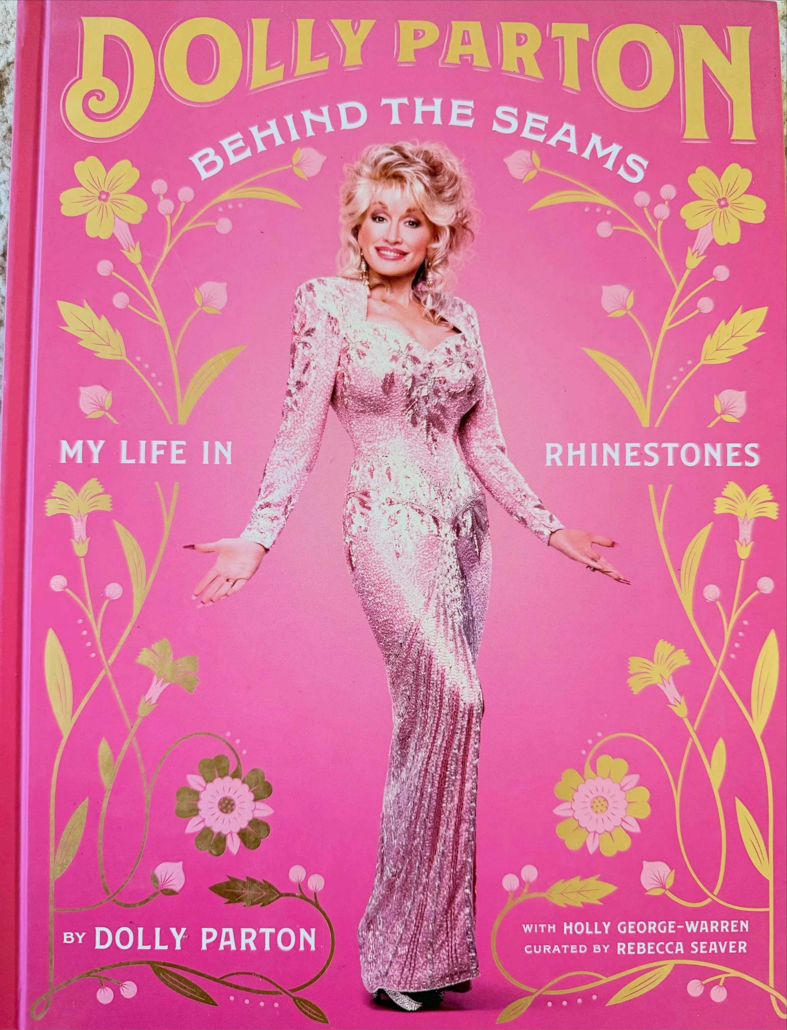 Two of my favorite things combined in one book: the ever-joyful Dolly Parton and fashion design! 🤩👗🪡🧵⁣
⁣
For the uninitiated, Dolly&rsquo;s figure is a challenge to design for. So is mine, but for slightly different reasons (I won&rsquo;t bore wi