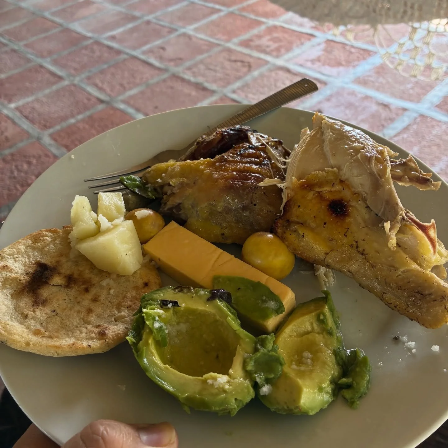 CULTURA | El Sabor de la Vida Rural en El Salvador 💙🇸🇻

For many in El Salvador, everyday life is shaped by our rural communities&mdash;what we call el campo.
It&rsquo;s a slower rhythm where families gather around simple meals made with care and 