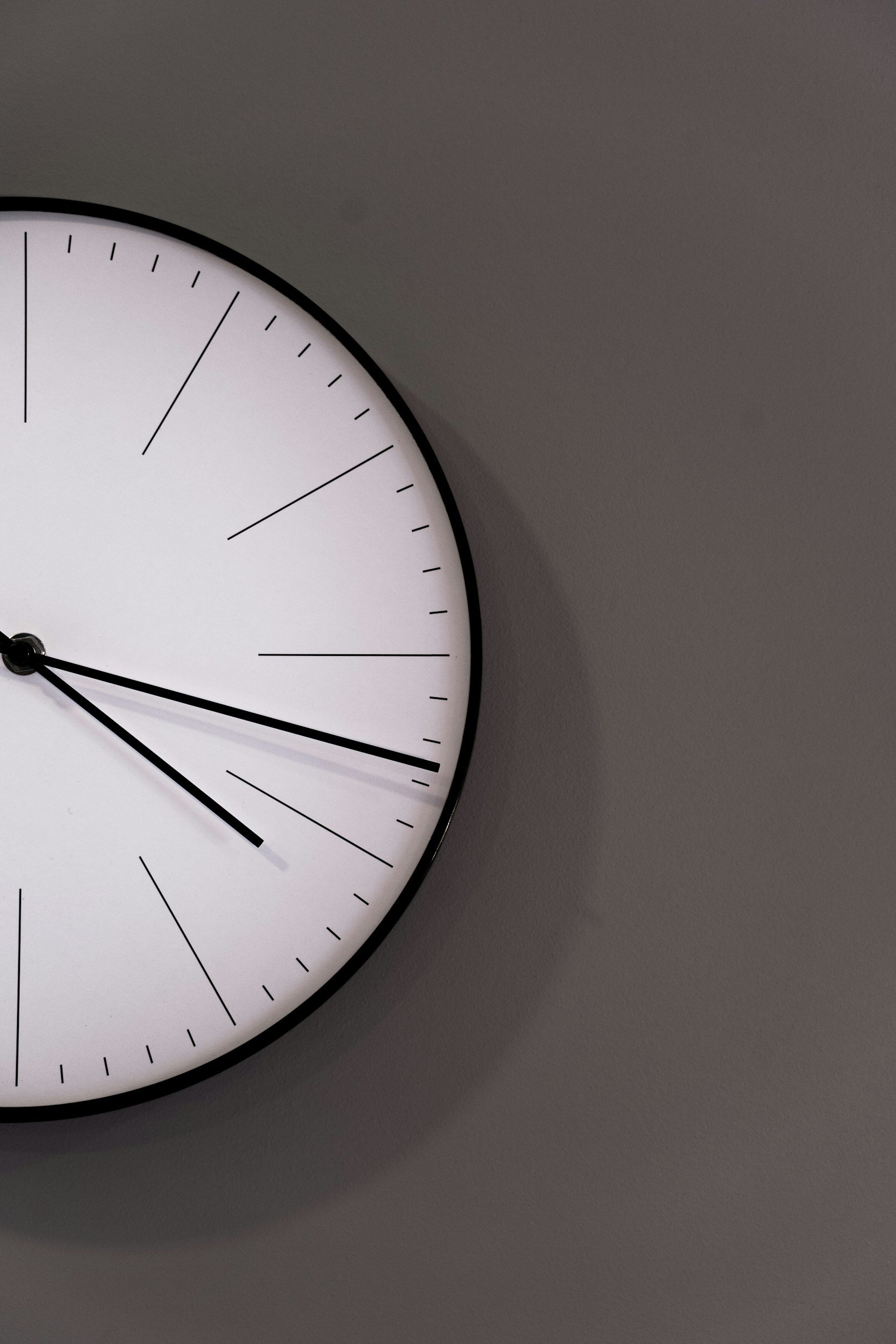 Wall clock highlighting our 48-hour turnaround for independent total loss vehicle valuations