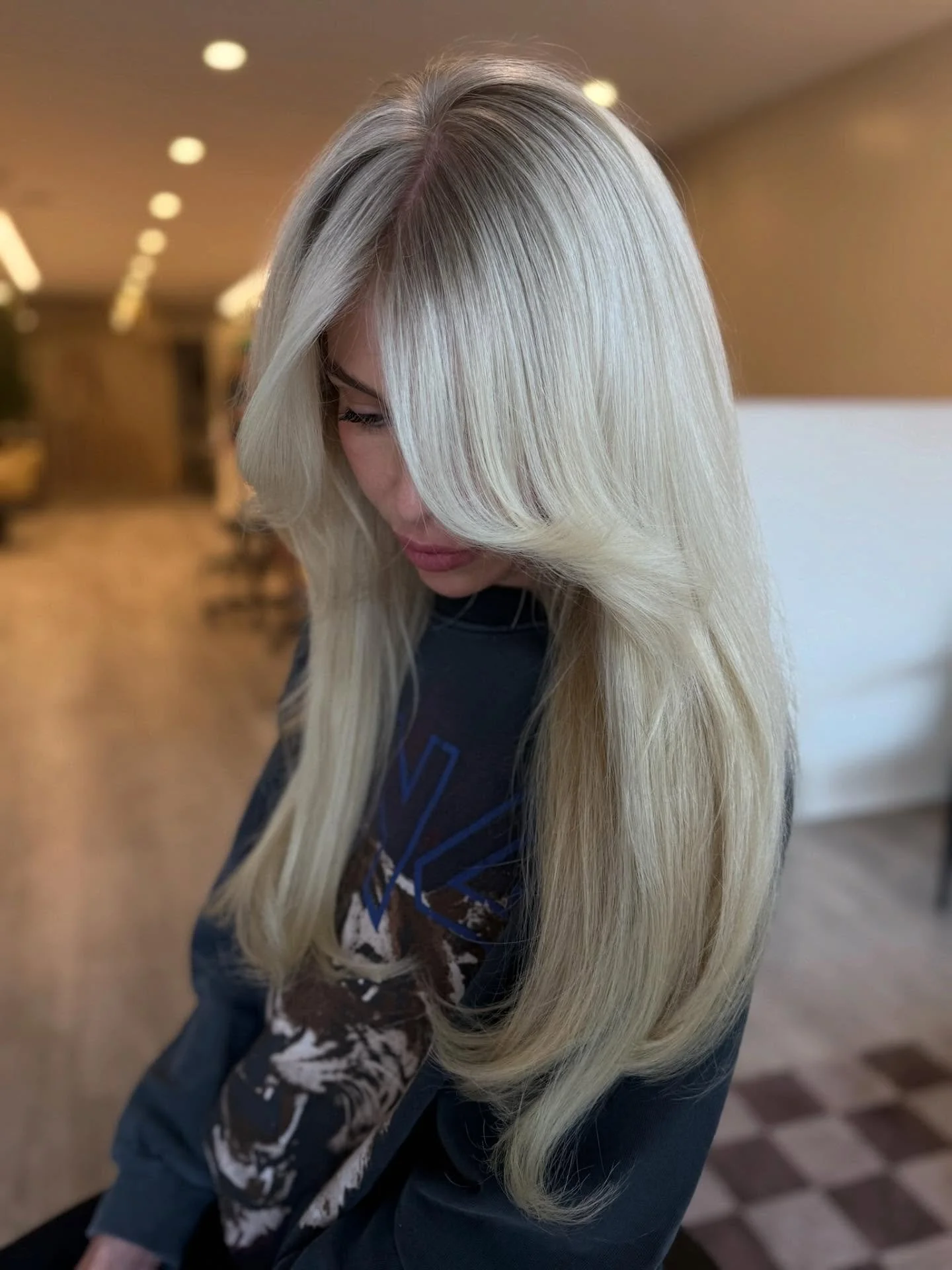 Who says you have to go darker for the winter? 🤭😜 

Bright buttery blonde using @an_feel_lova&rsquo;s hybrid Airtouch highlight technique ❄️ ☀️ 

#airtouch #airtouchhighlights #airtouchbalayage #brightblondehair