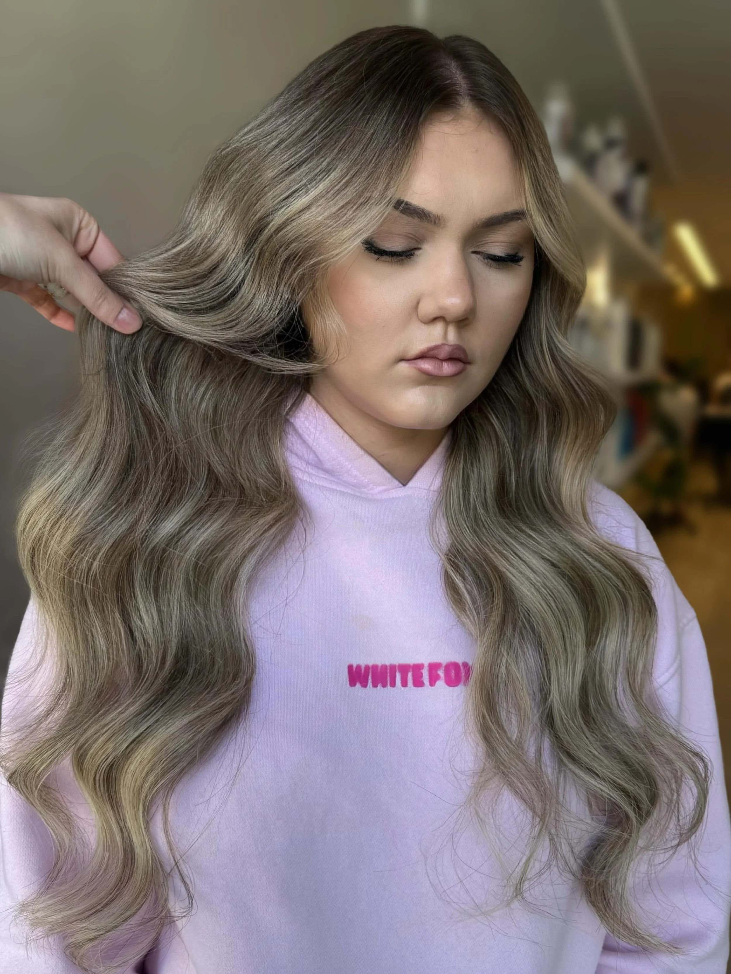 A little bit darker &amp; a little bit longer ✨👀

Using our new favourite @redkenpro Shades ALK @beatbyjess added a touch of dimension &amp; softened her root for a seamless grow out ✨ 

@skynormington used 22&rdquo; @philocalyhair tape extensions i