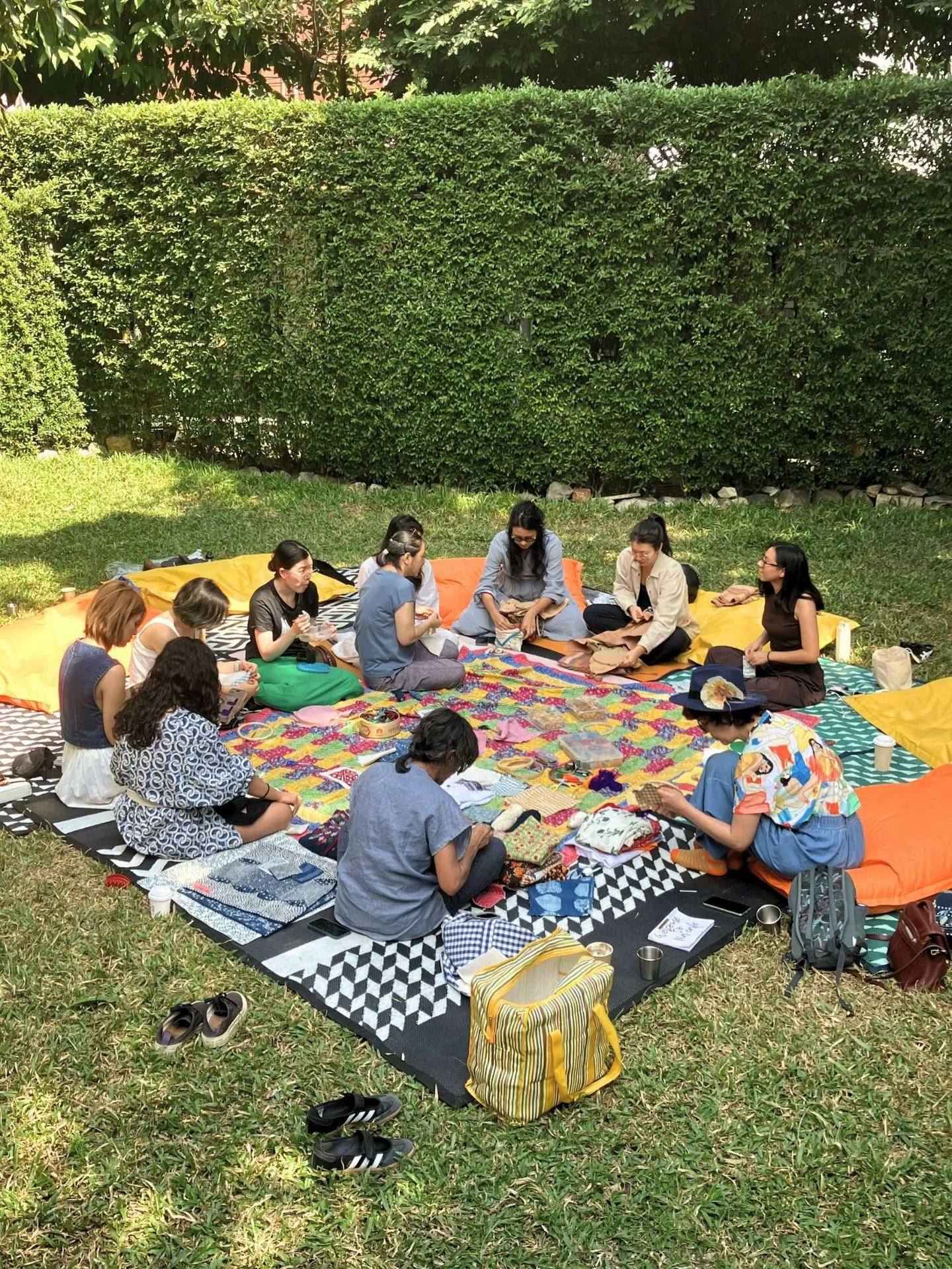 This past Sunday, we hosted the Kantha Connections Stitching Circle in our garden with facilitators Rubina (@singhleton, @rafunaama) and Rachna (@tikkiwallah_market).

We began by exploring the histories of Kantha, from its communal roots in West Ben