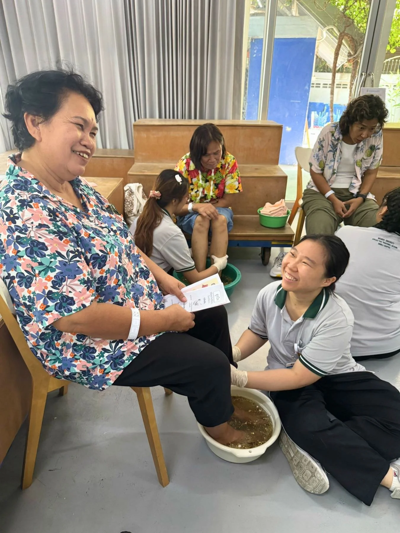 On April 9, passionate students and dedicated faculty from the Applied Thai Traditional Medicine program, Faculty of Medicine Siriraj Hospital, Mahidol University, brought meaningful health support to the Nang Loeng community and Ford Community Cente