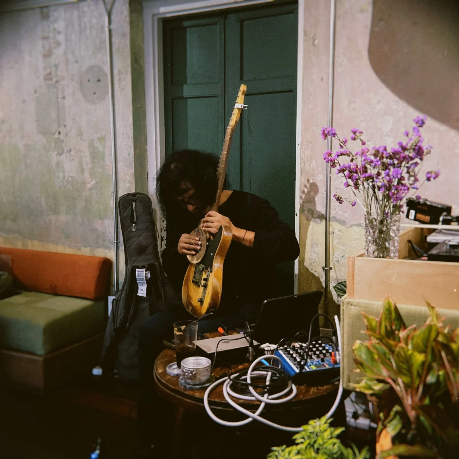 To say goodbye to July, we experienced a live experimental session by Thai artist @don_iplayalone at Na Caf&eacute;. As part of Bar Na&rsquo;s Listening Bar sessions, iPlayAlone brought his guitar, singing bowl and other percussion instruments to pla
