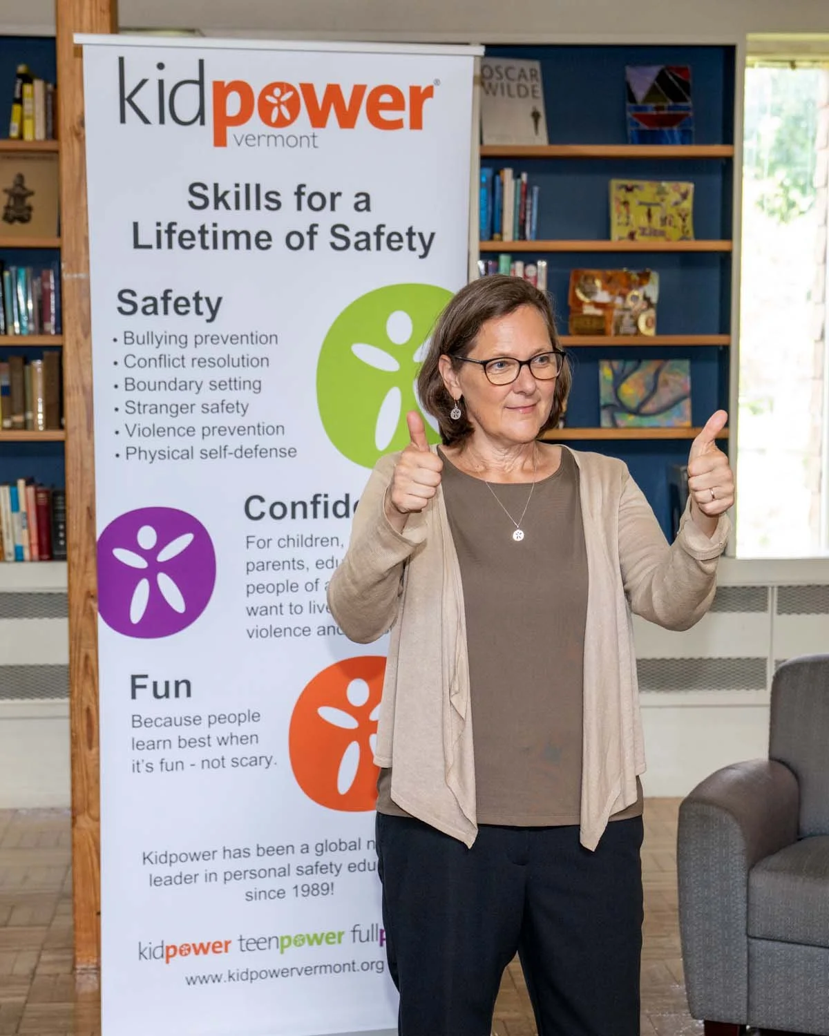 a female presenter from Kidpower standing with her thumbs up