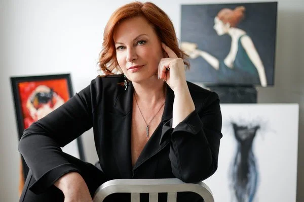 Woman with red hair posing. 