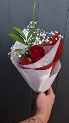 Single red and romantic cupcakes