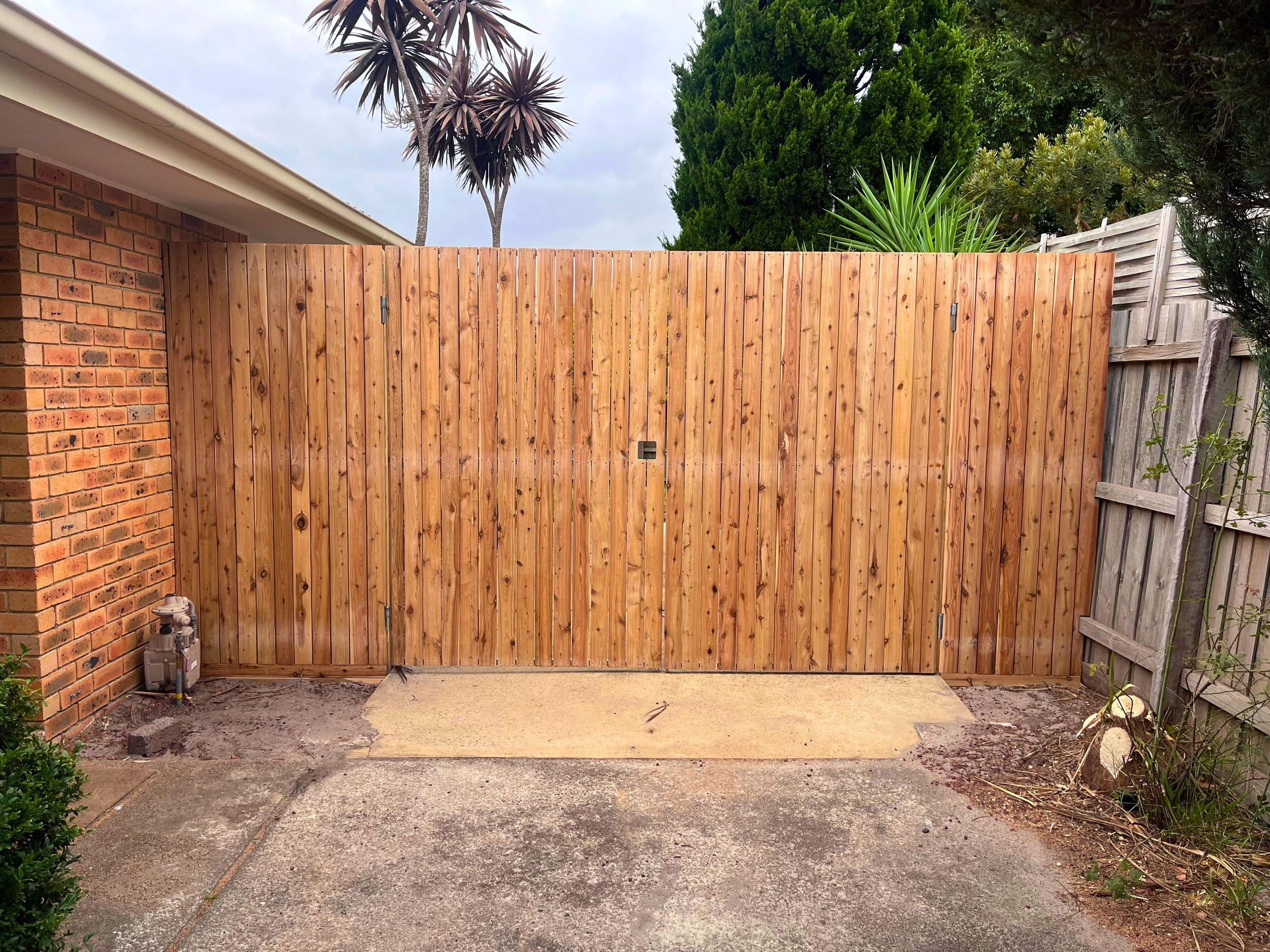 driveway gate and fence construction.jpg