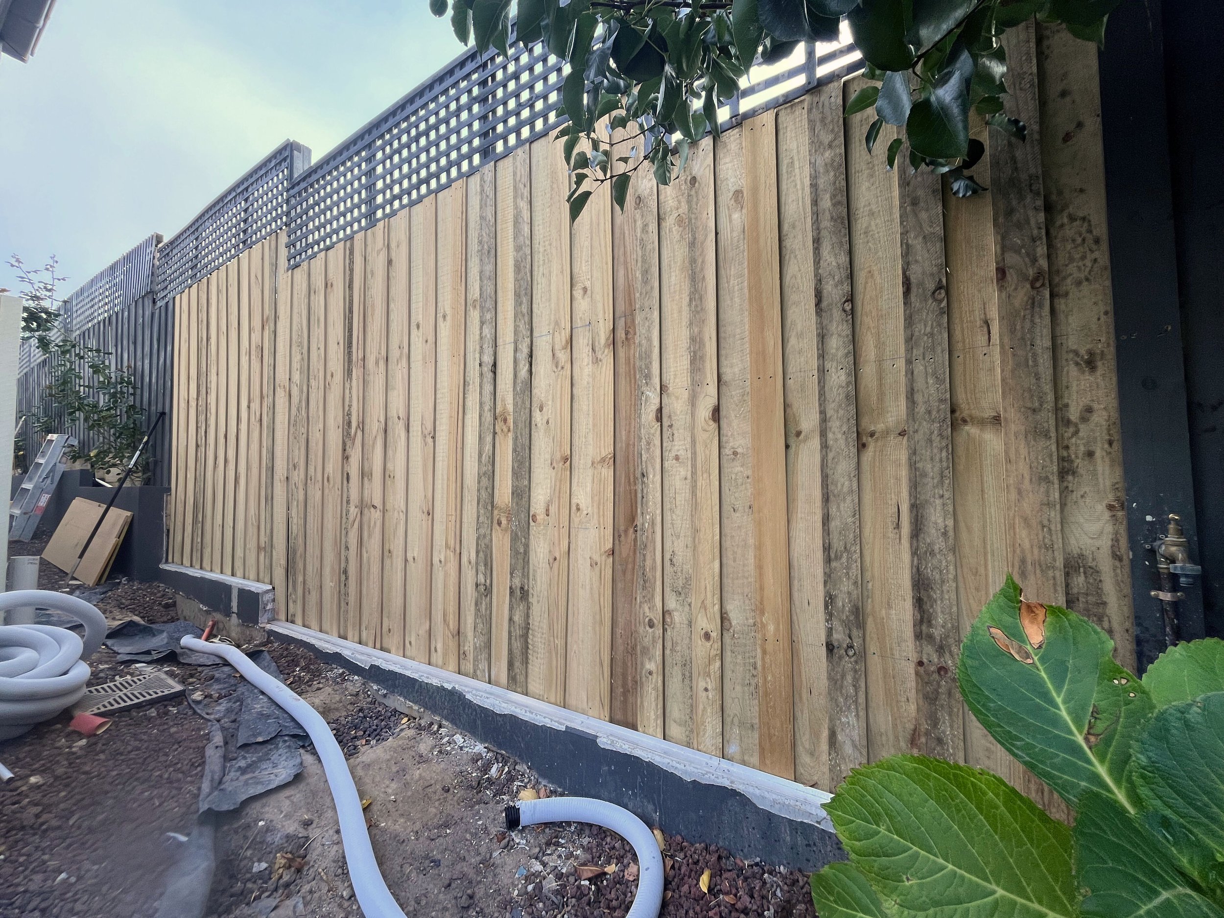 paling fence construction.jpg