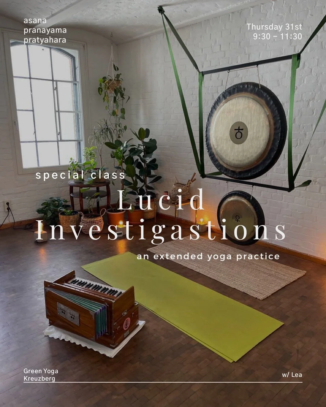 Ein Yogaraum mit Pflanzen, einer Klangschale, einem Gong, Yogamatten, Kerzen und einem Glockenspiel, vorbereitet für eine spezielle Klasse zum Thema "Lucid Investigations" mit Lehrerin Lea, am Donnerstag, 31. um 9:30 bis 11:30 Uhr, im Green Yoga Kreu