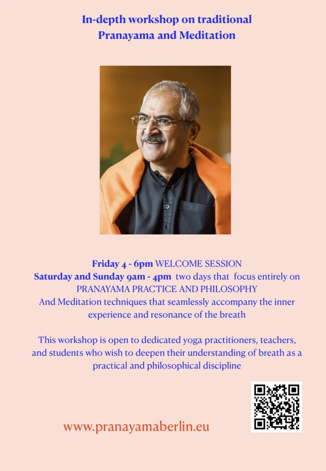 Flyer für einen Workshop über traditionelle Pranayama- und Meditationstechniken. Enthält ein Porträt eines lächelnden Mannes mit grauem Haar und Brille, der eine orange Jacke trägt, vor braunem Hintergrund, Text in Blau und Orange, URL www.pranayambe