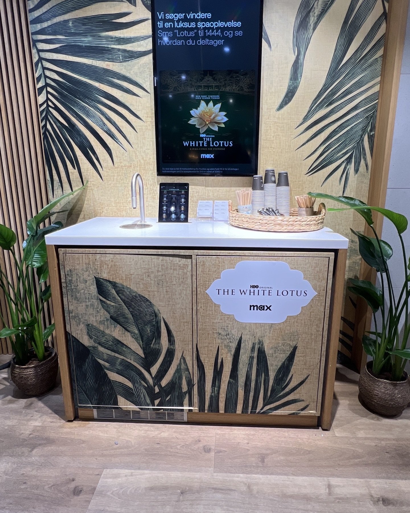 ☕🌴 Espresso og intriger 🌴☕
G&aring;r du ogs&aring; og t&aelig;ller timerne til mandagens nye afsnit af HBO-Original serien The White Lotus? Vi forst&aring;r dig godt &ndash; og mens vi venter p&aring; mere kaos i paradis, har vi hjulpet MAX ( Warne