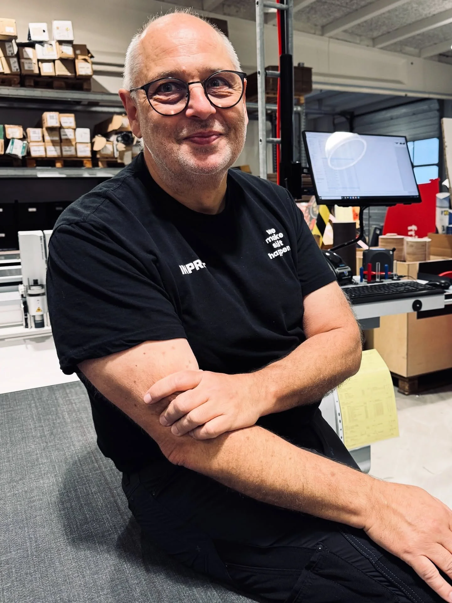 Velkommen til InPrint, Claes!
Rolig energi. Et skarpt blik. Og et smil, der kan få selv den mest travle produktionsdag til at glide lidt lettere.
Vi har fået en ny mand i storformat – @claes_helming – og det føles aller