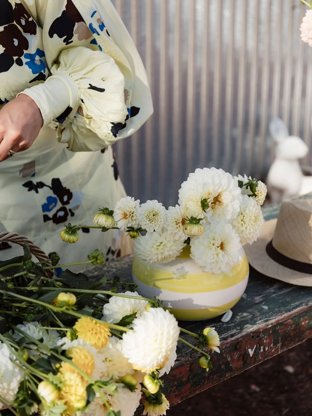 Is there anything fresher than white and yellow? 🤍💛 Two different vibes, both absolute beauties in the garden and the vase:
🌼 Boundary Snowflake &ndash; a creamy white stunner, classic with beautiful form 🌼 Florelie Dandelion &ndash; bright &amp;