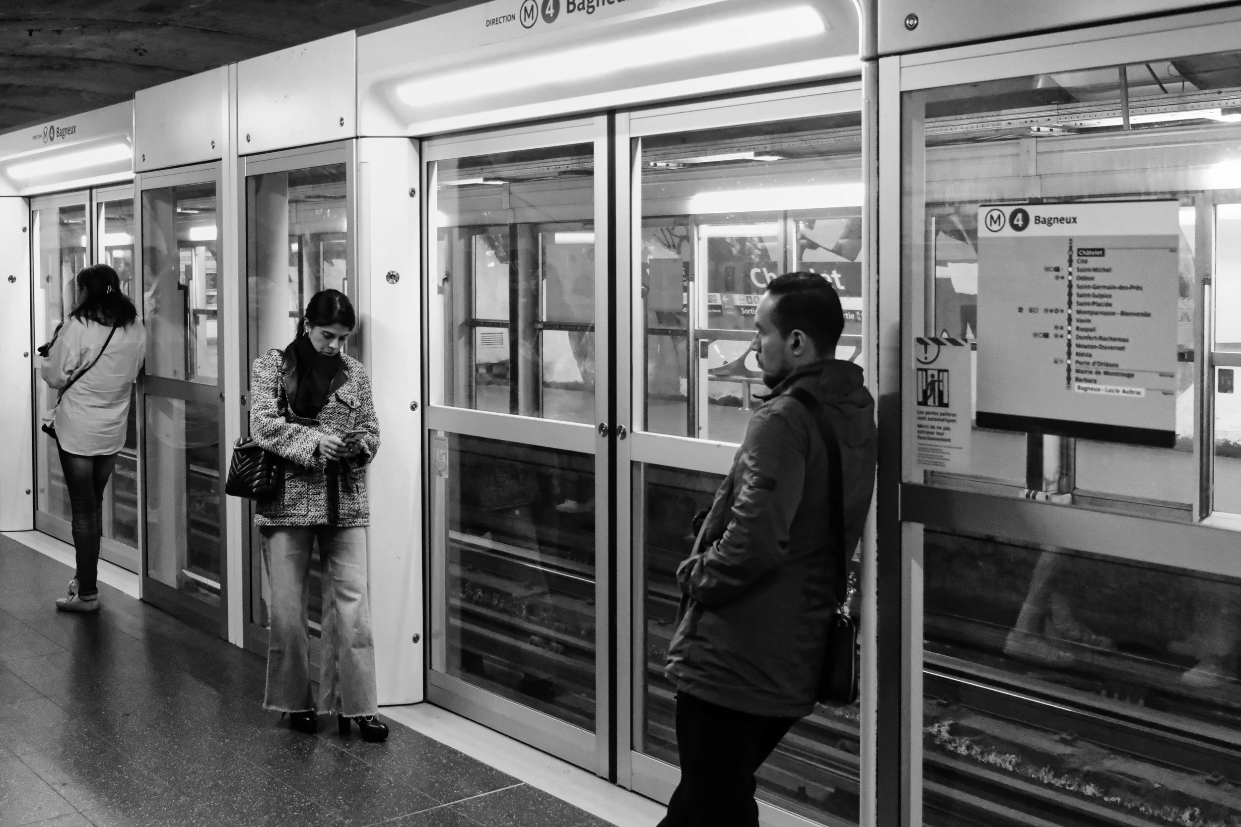 En Attendant le Metro - Paris