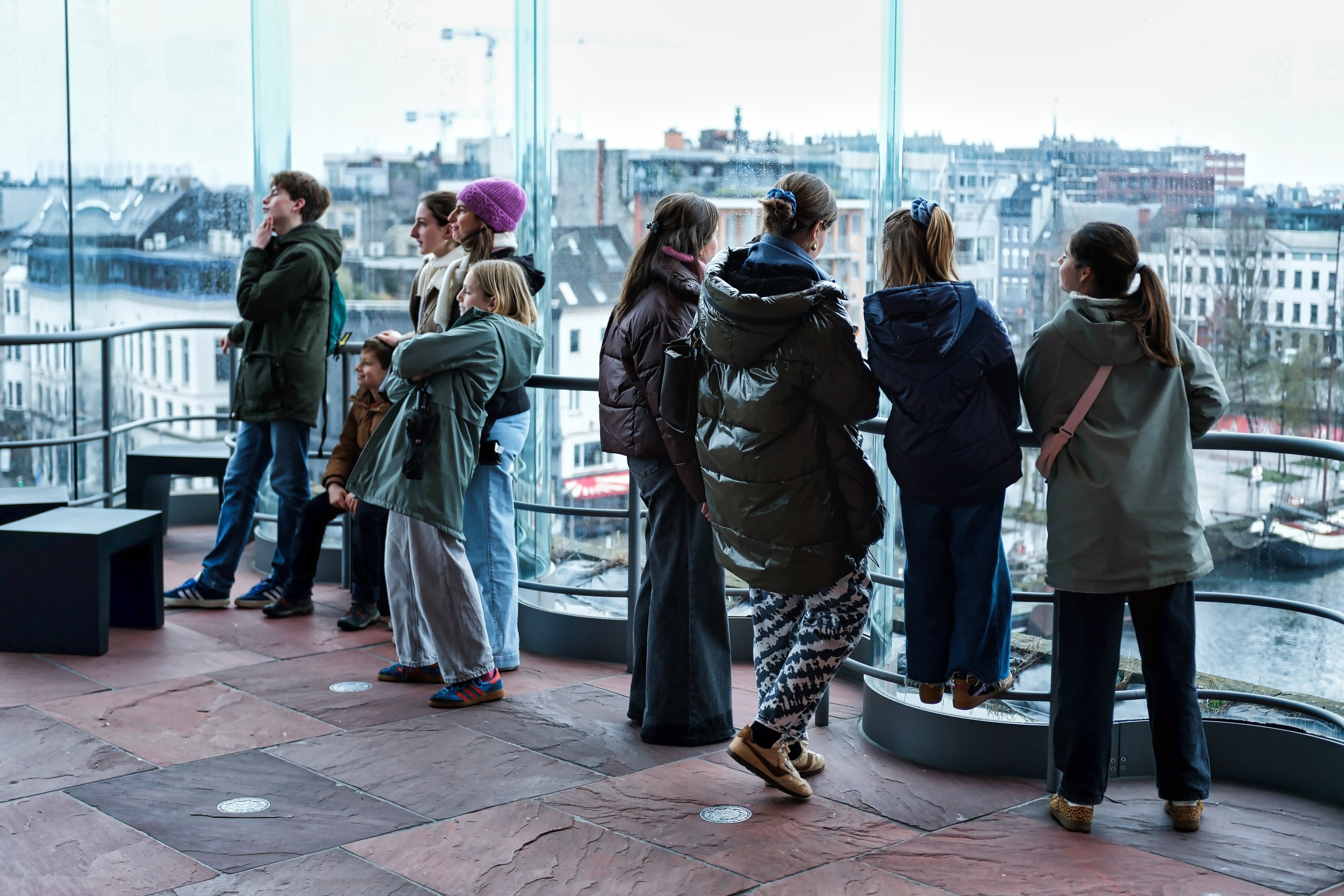 Posing for a Family-picture / Looking at the Port's Bassin - Antwerp