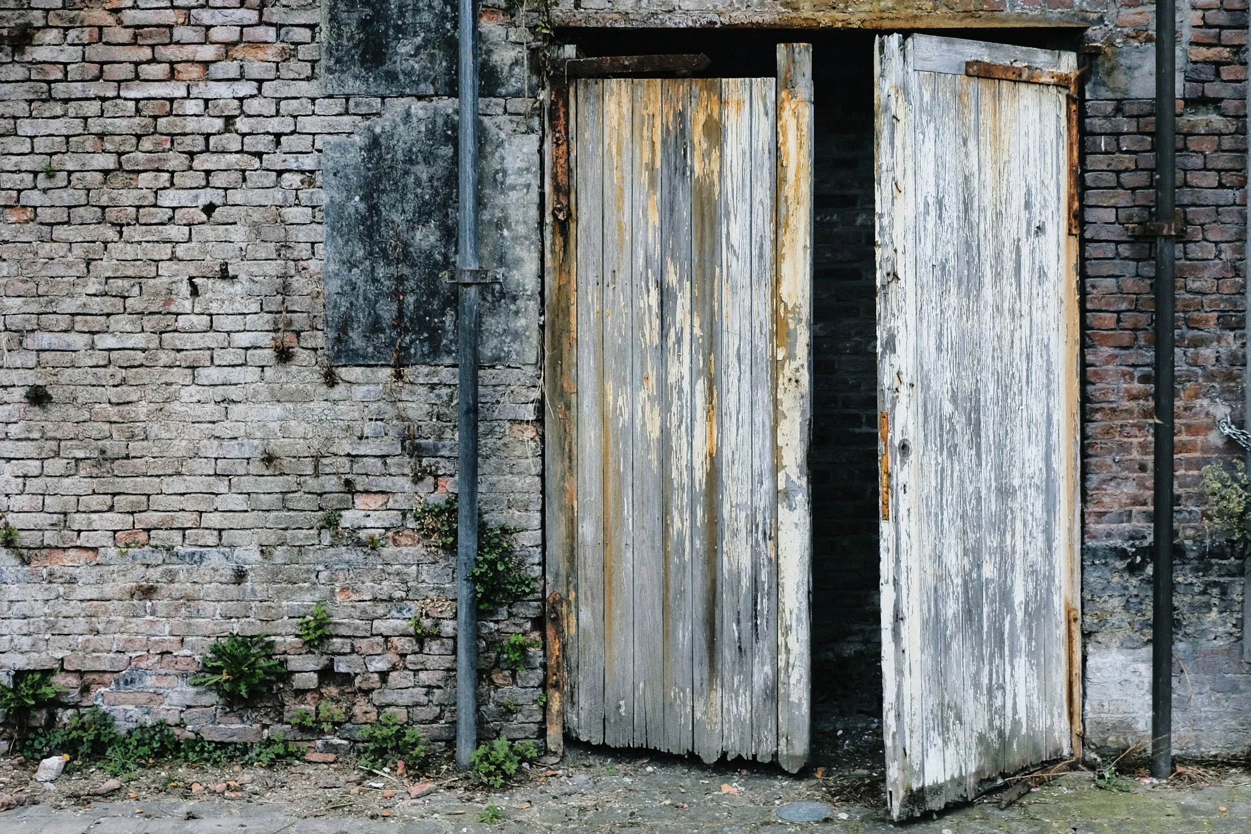 Door left open - Dendermonde