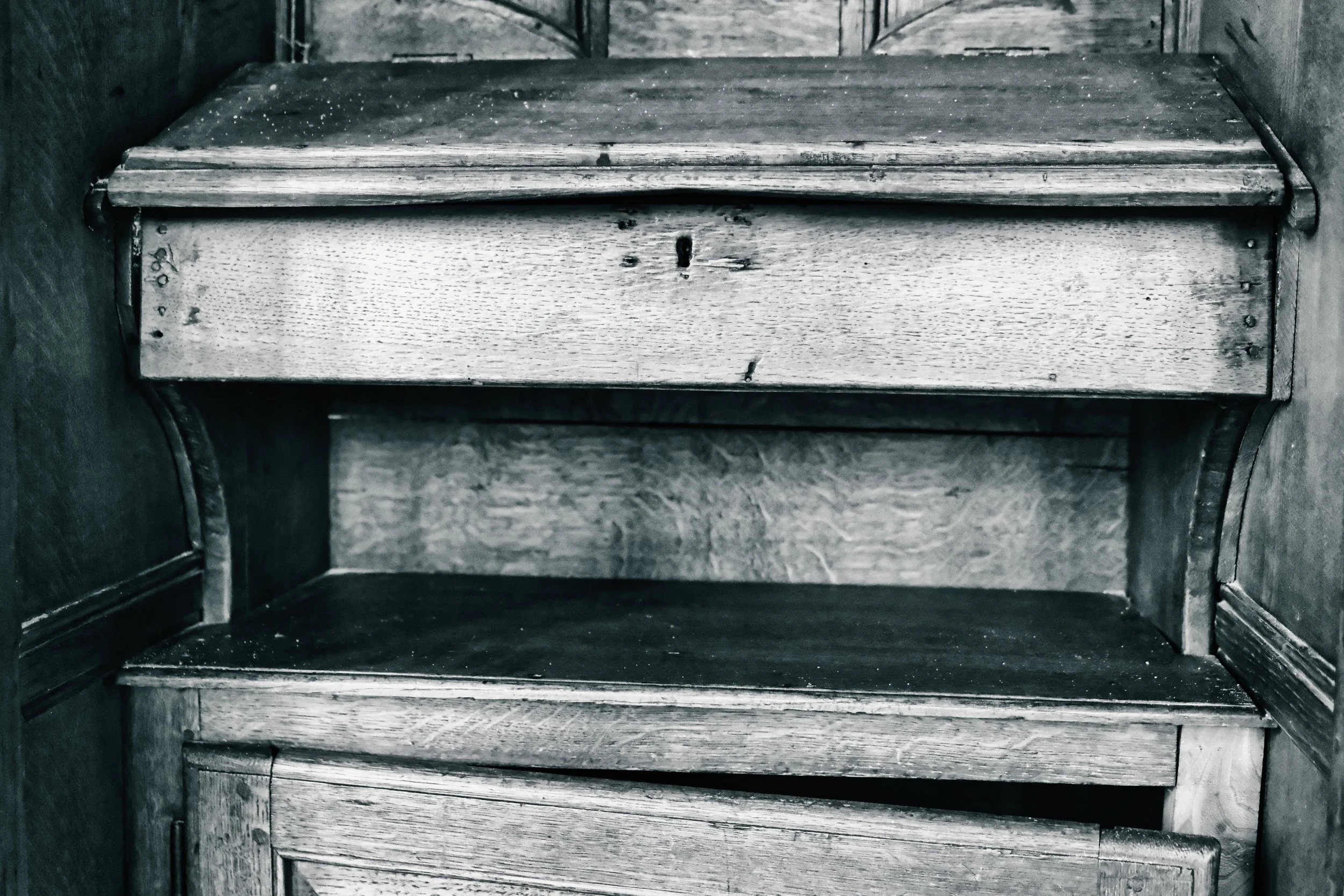 Priest's Desk - Damme