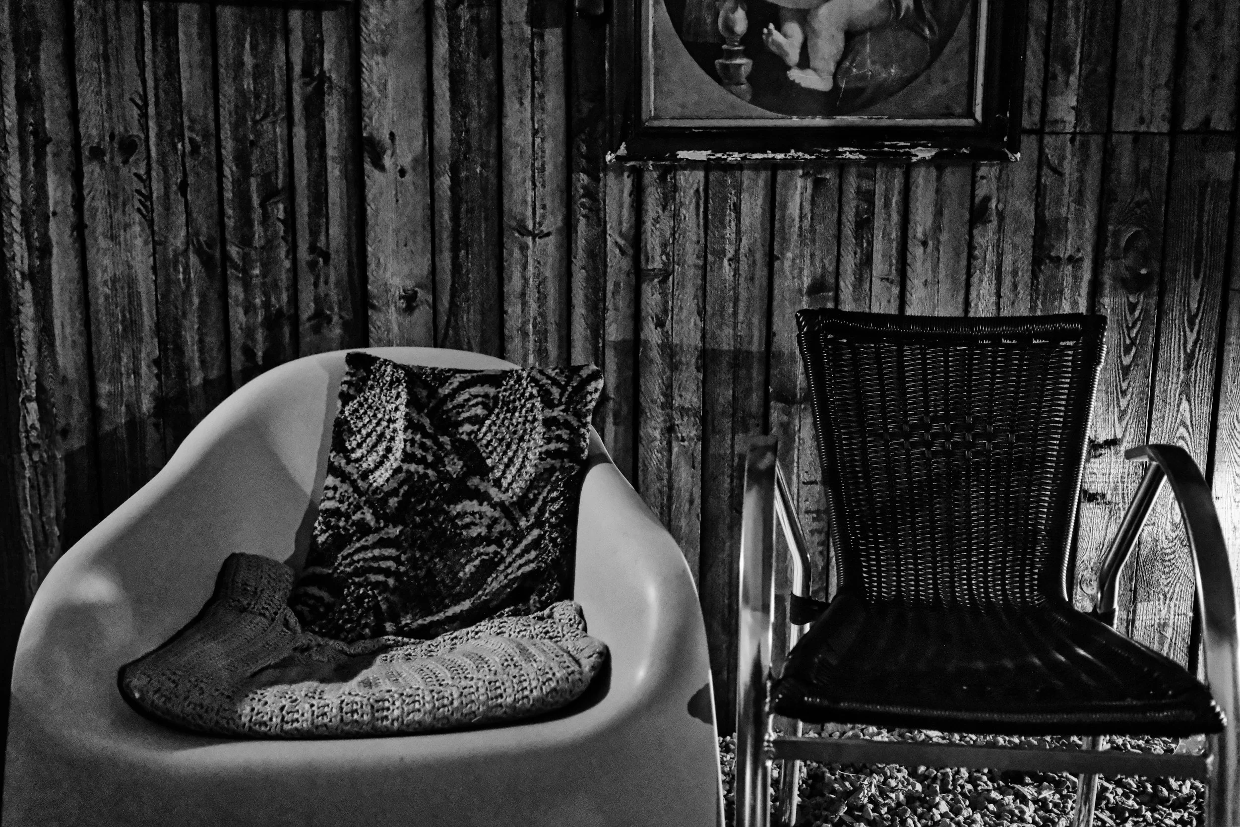 Two Chairs and a Painting - Tielt